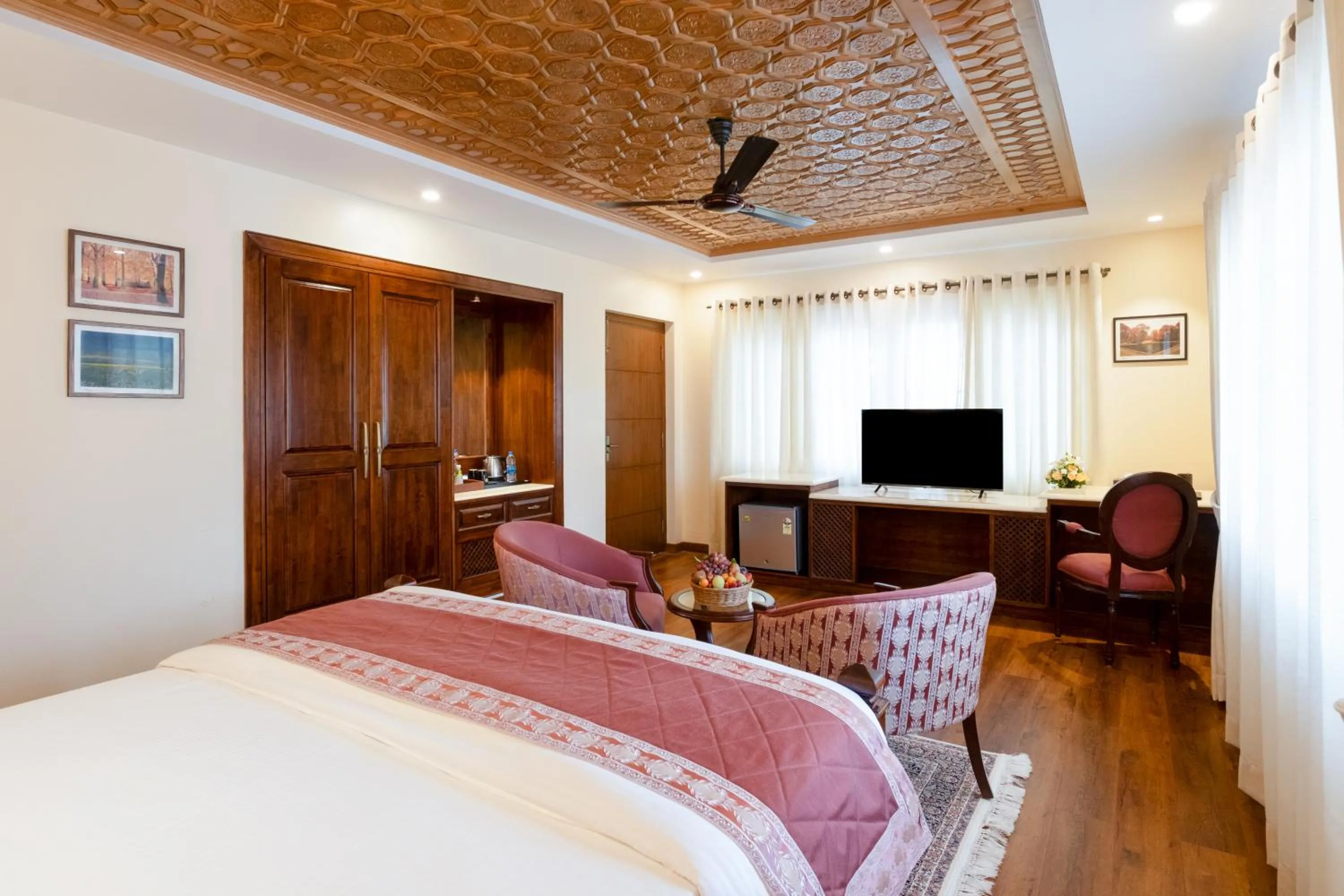 Bed in Moghal Mahal Resort Rajbagh Srinagar