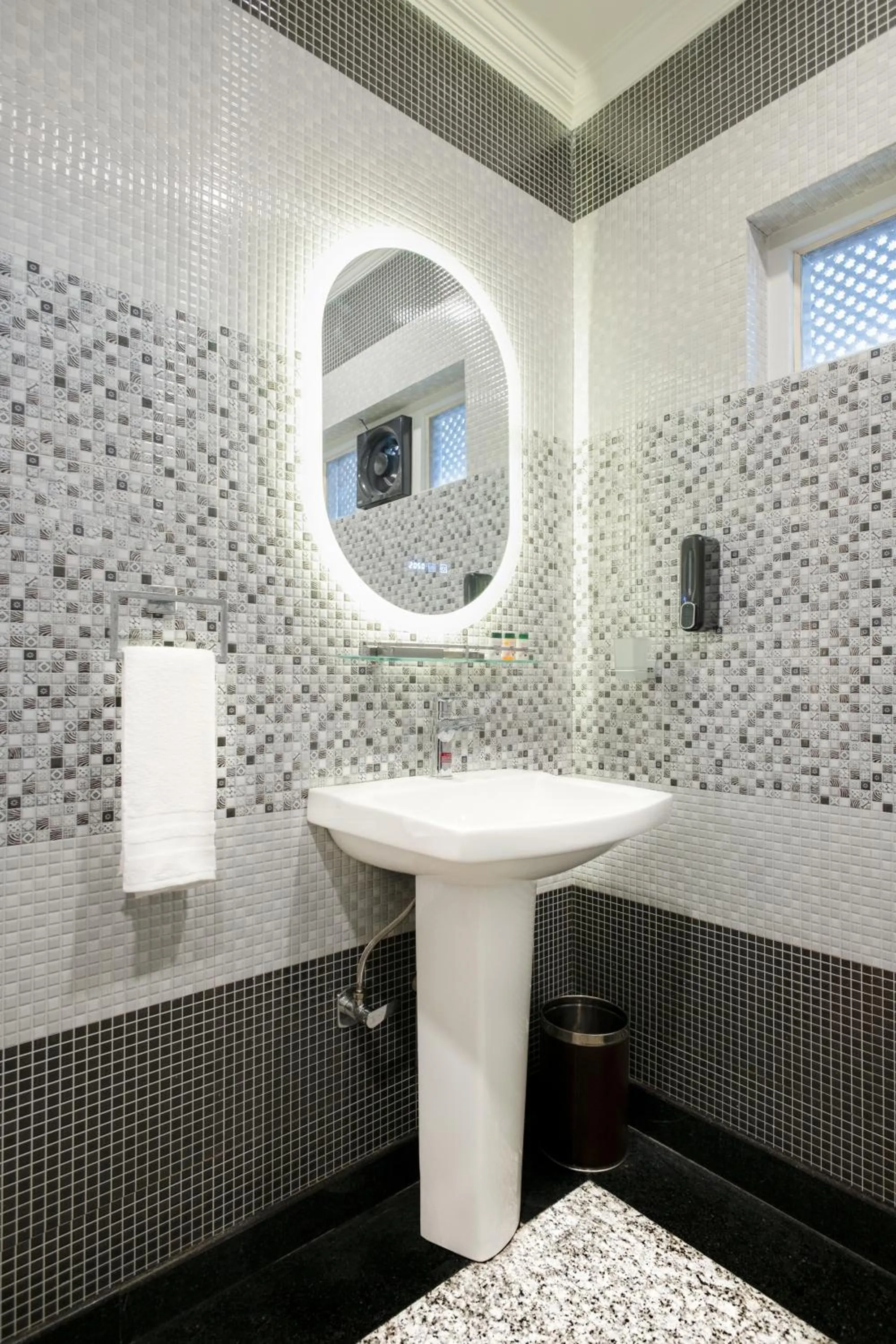 Bath in Moghal Mahal Resort Rajbagh Srinagar