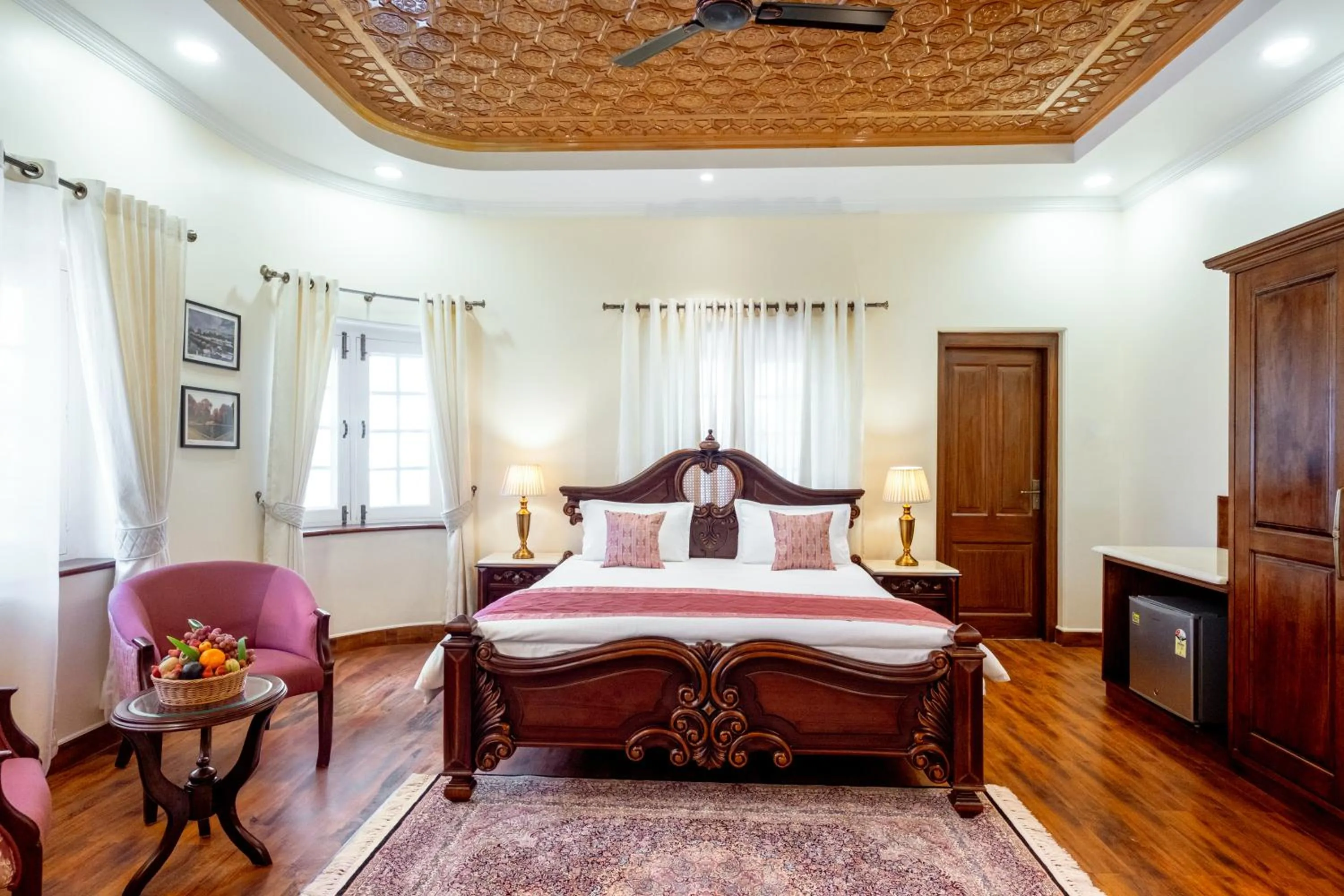 Bed in Moghal Mahal Resort Rajbagh Srinagar