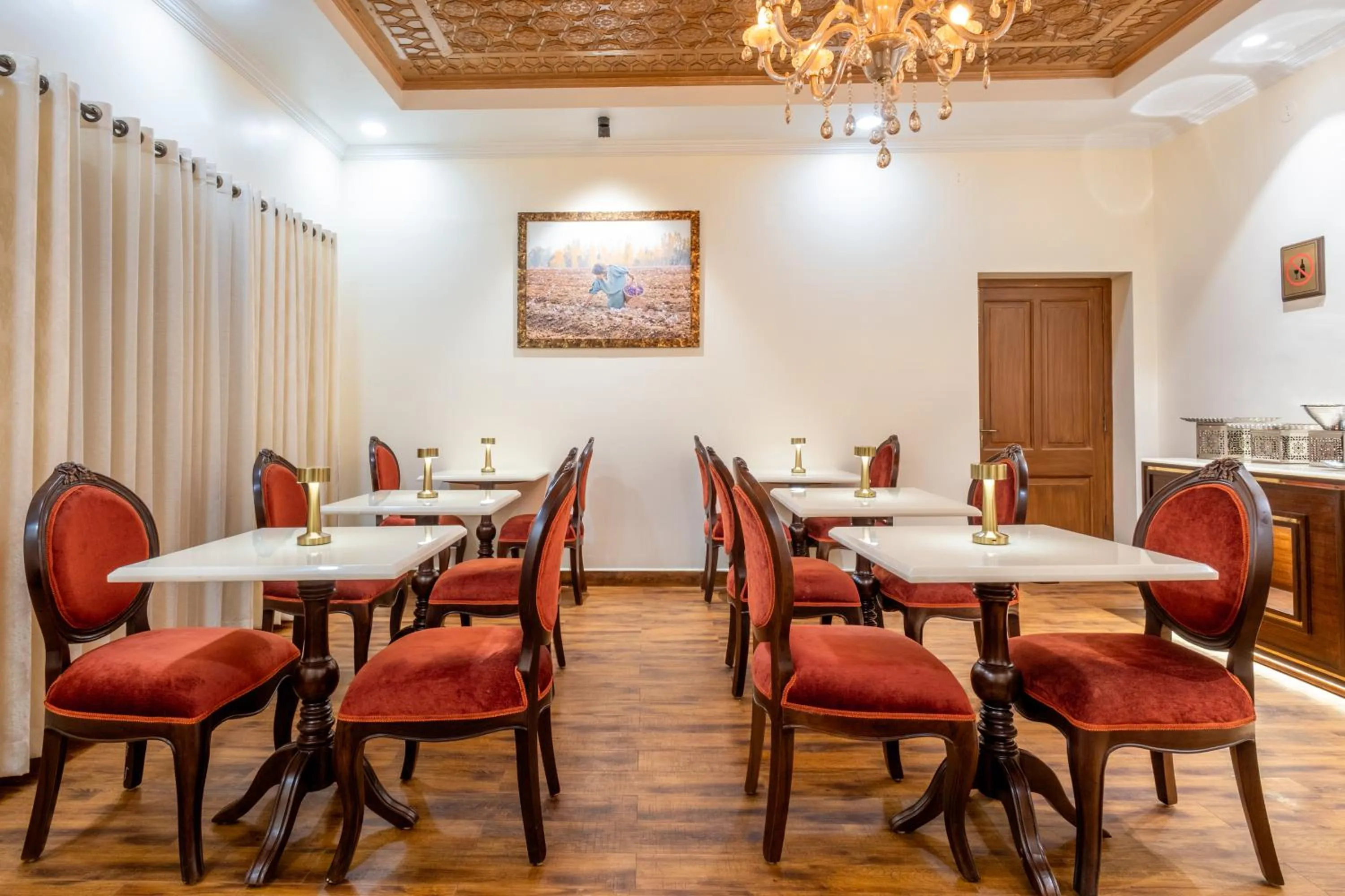 Restaurant/places to eat in Moghal Mahal Resort Rajbagh Srinagar