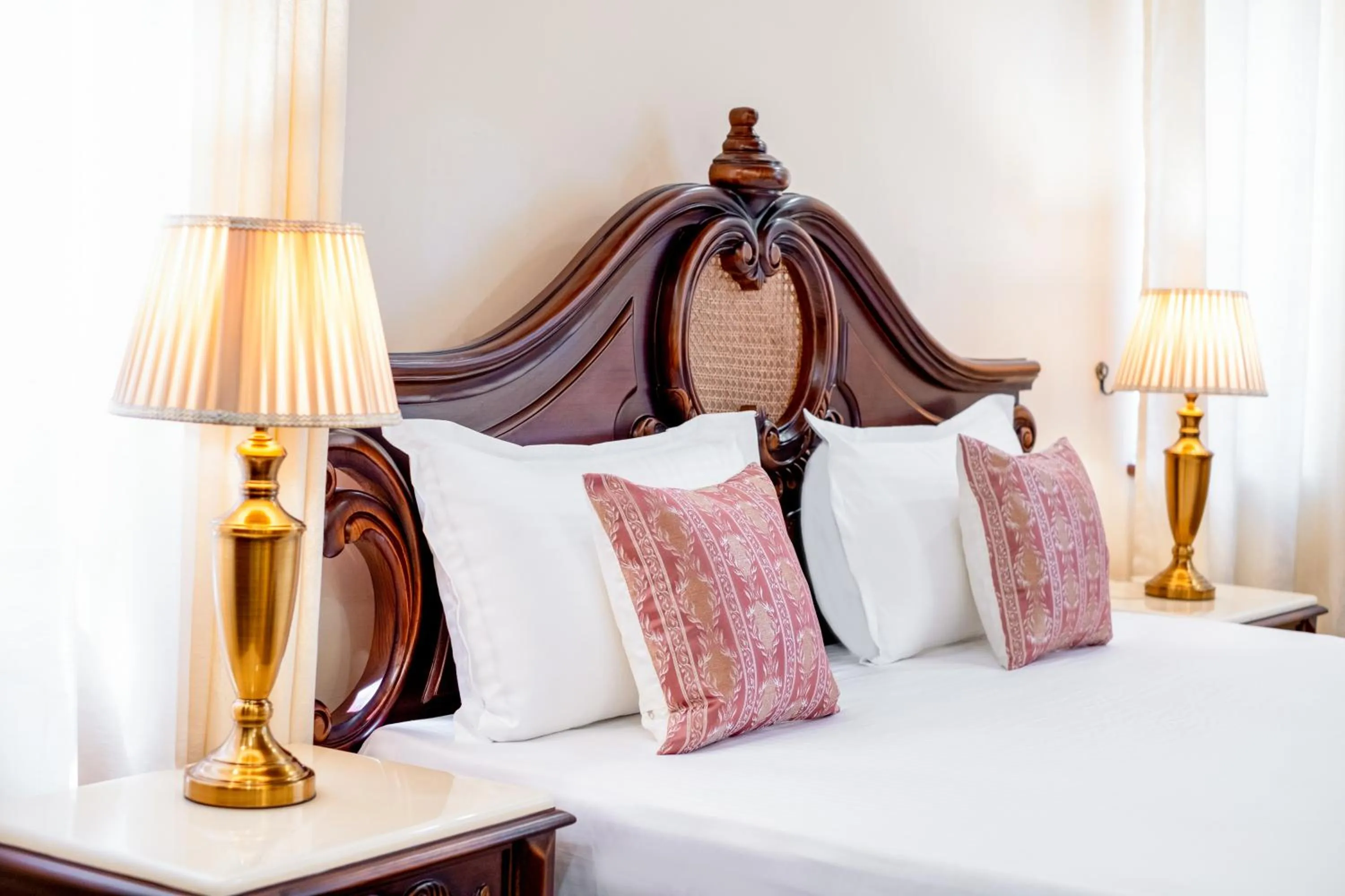 Bed in Moghal Mahal Resort Rajbagh Srinagar