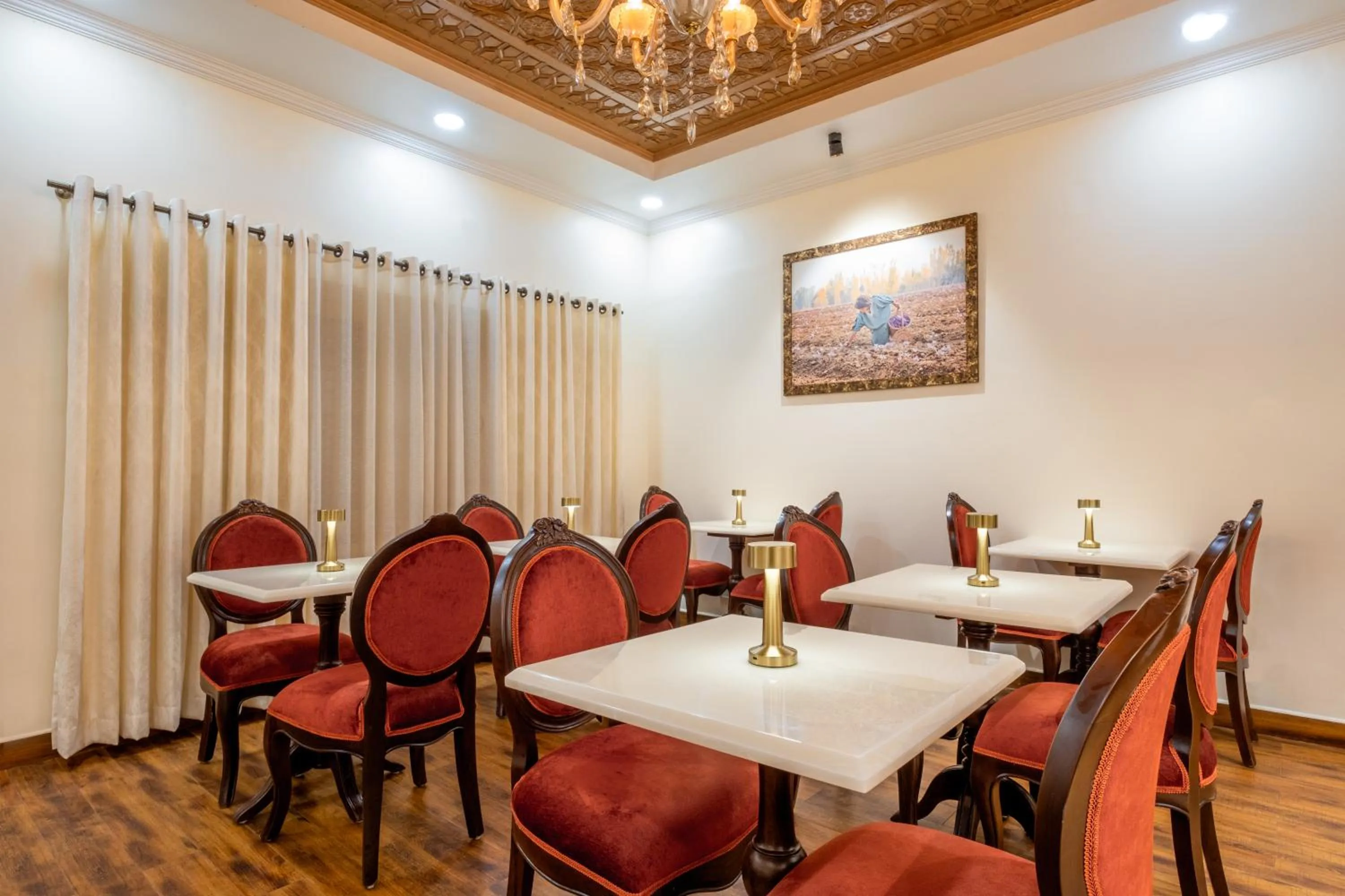 Restaurant/places to eat in Moghal Mahal Resort Rajbagh Srinagar