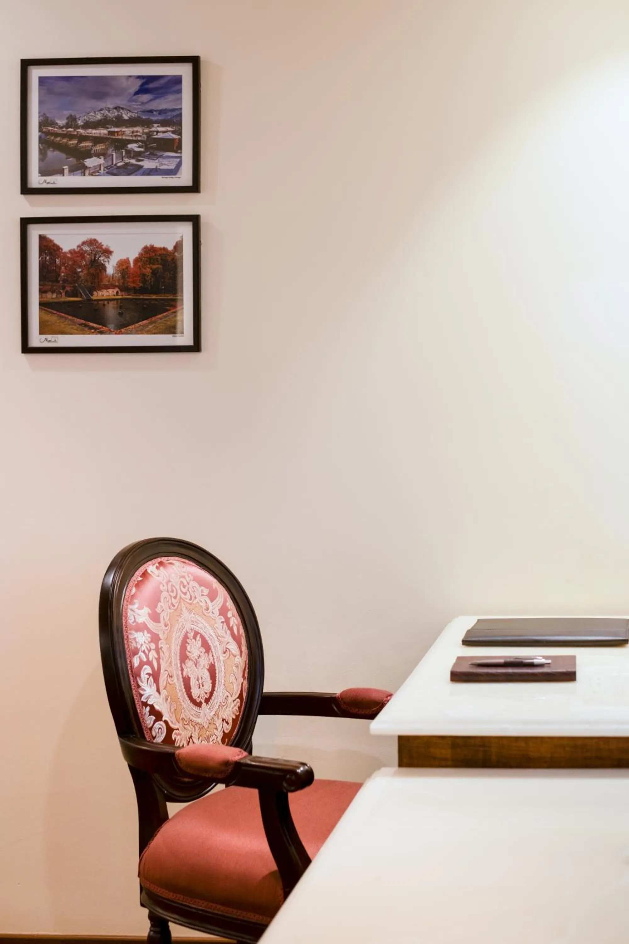 Seating area in Moghal Mahal Resort Rajbagh Srinagar