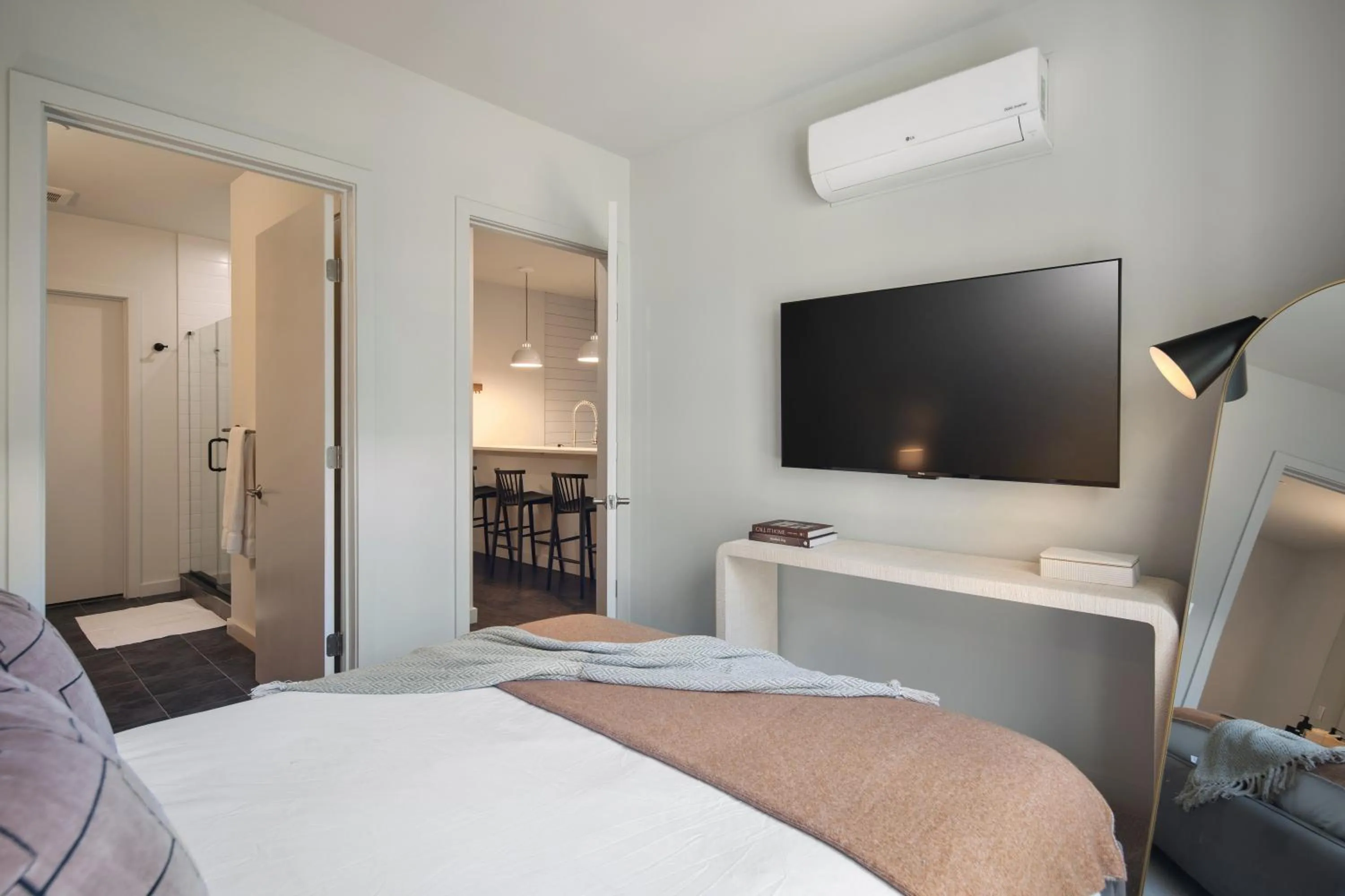 TV and multimedia, Bed in Luxury Apartments by Hyatus at The Asher