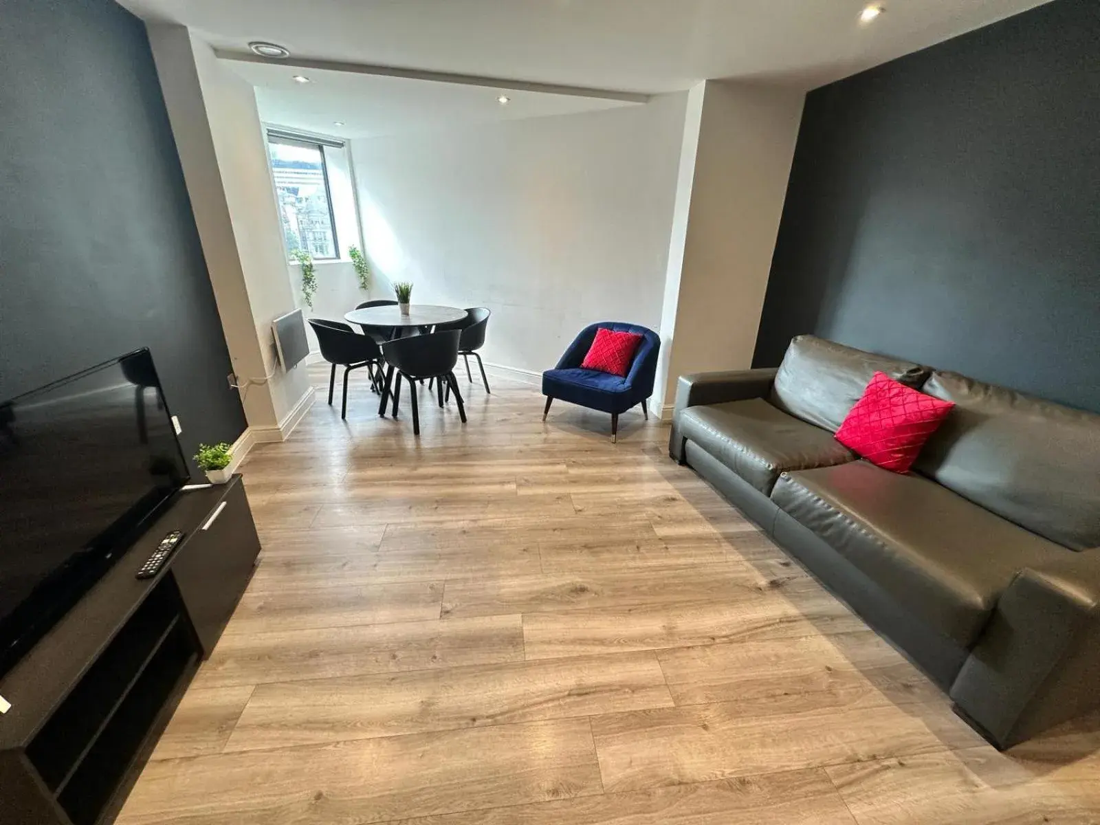 Two-Bedroom Apartment in Dale Street Apartments Liverpool by Beehosting Two-Bedroom Apartment in Dale Street Apartments Liverpool by Beehosting
