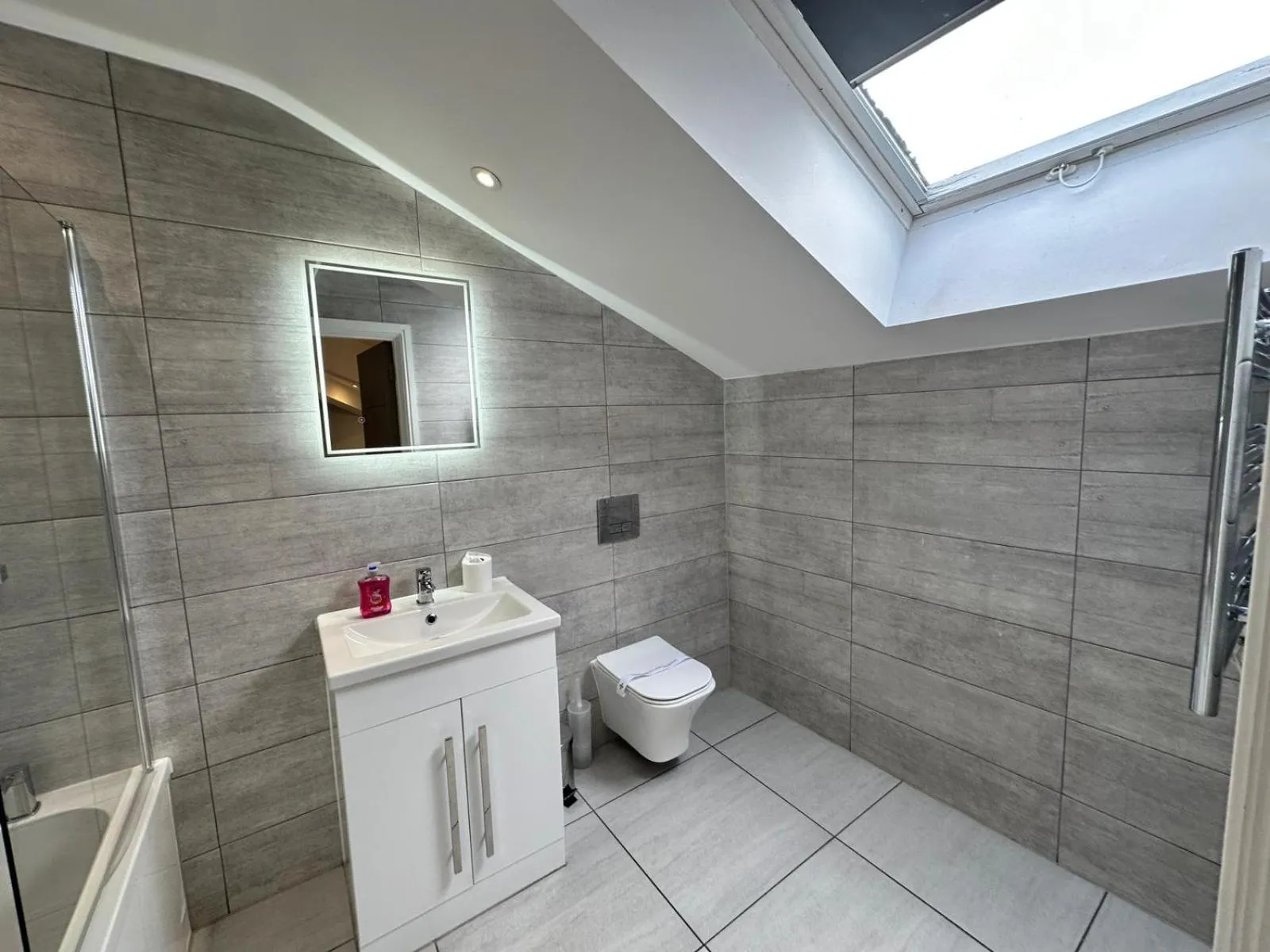 Toilet in Dale Street Apartments Liverpool by Beehosting