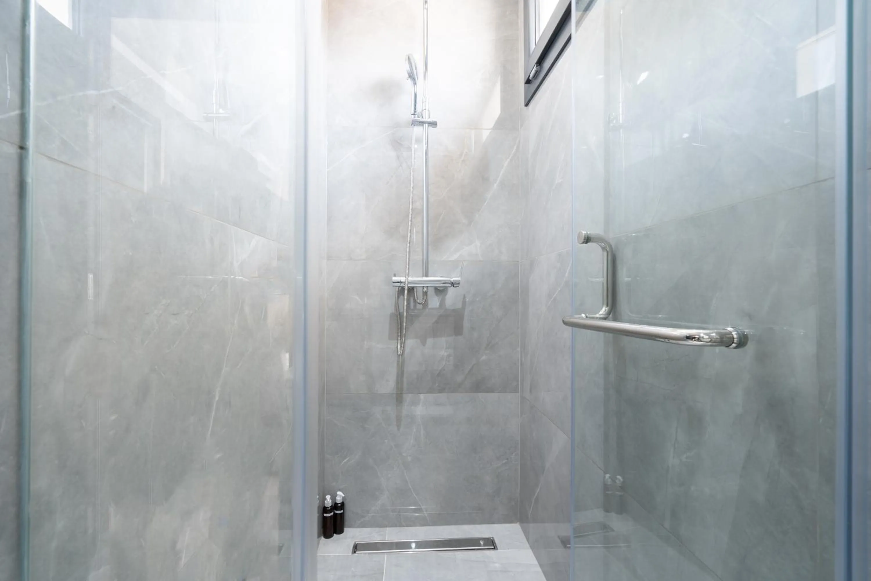 Shower in Atlantic View Appart'Hotel