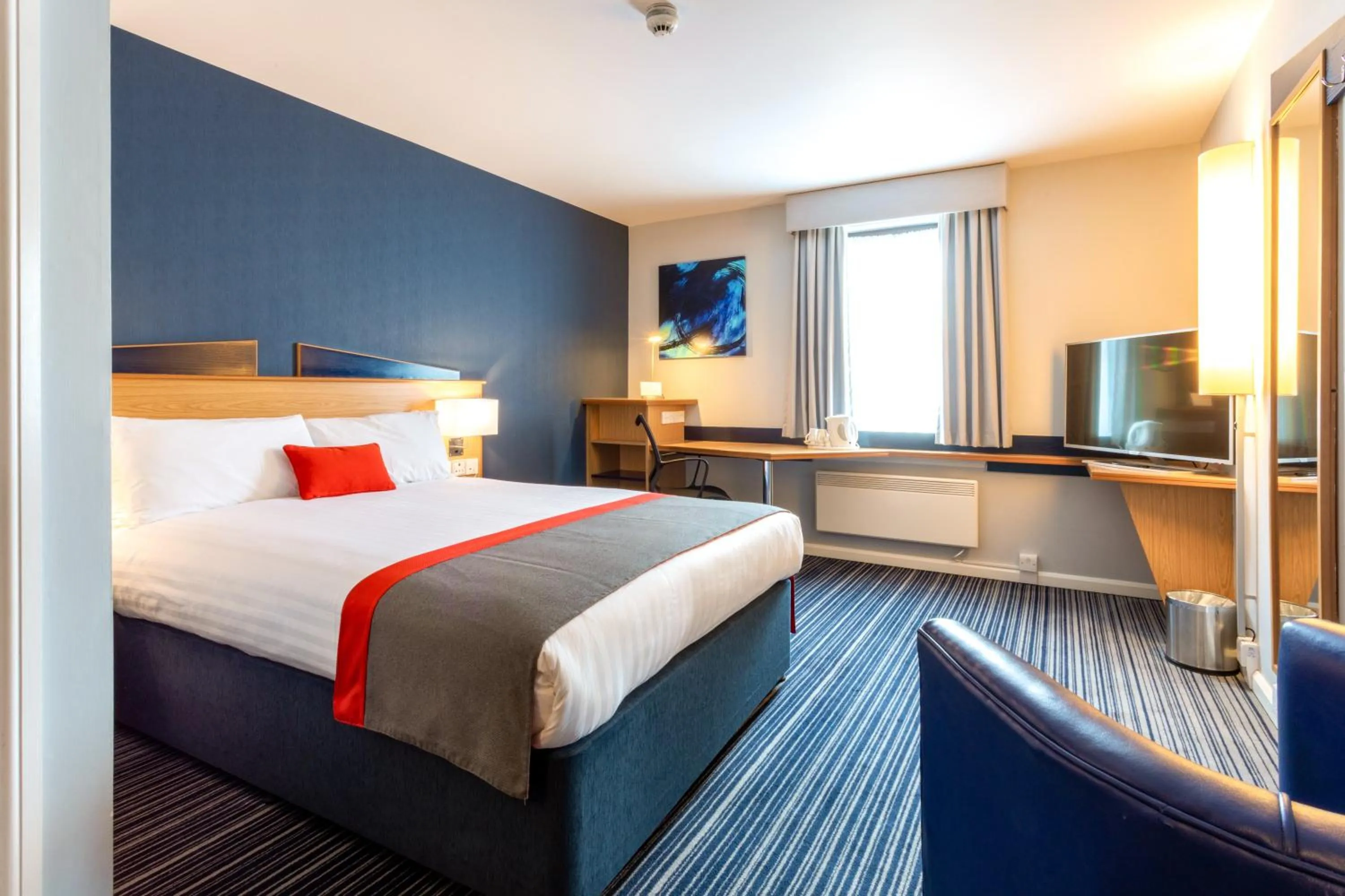 Photo of the whole room, Bed in Holiday Inn Express Perth by IHG