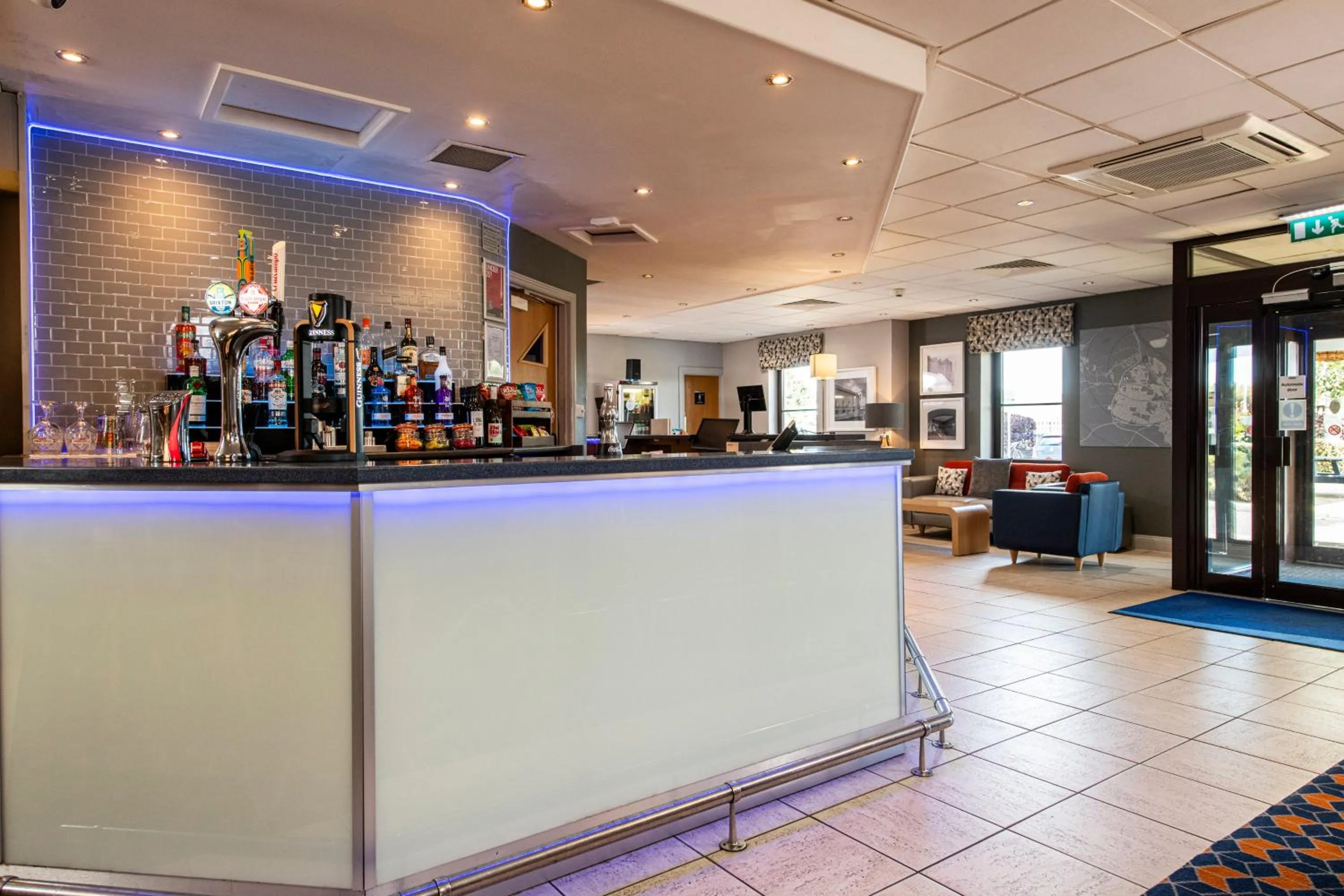 Lounge or bar in Holiday Inn Express Perth by IHG