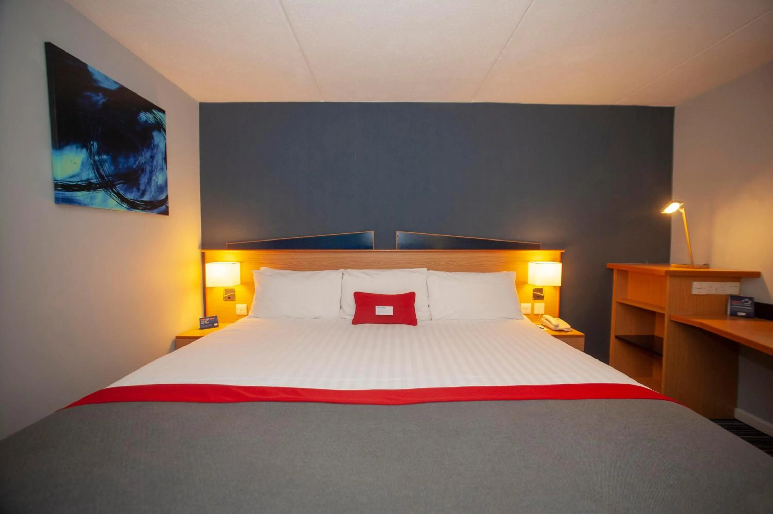 Photo of the whole room, Bed in Holiday Inn Express Perth by IHG