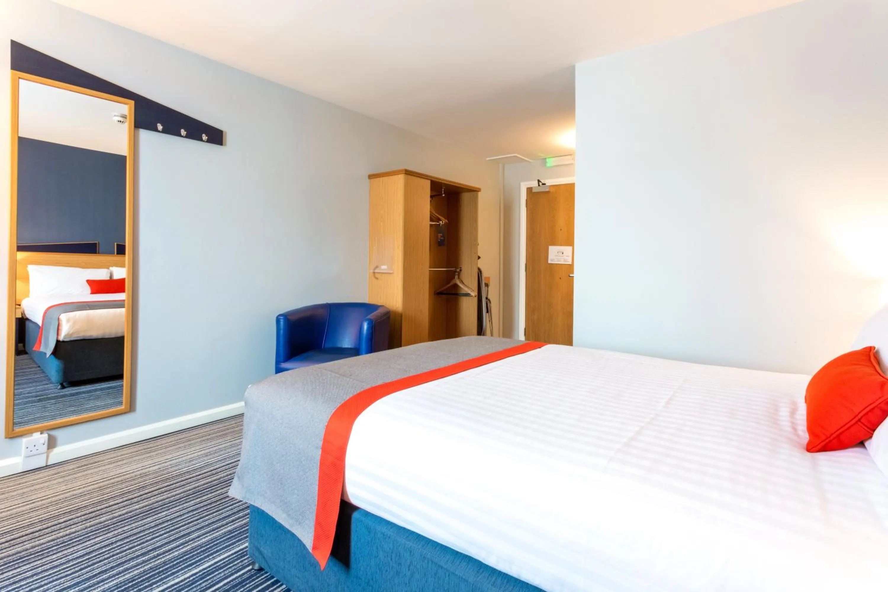Photo of the whole room, Bed in Holiday Inn Express Perth by IHG