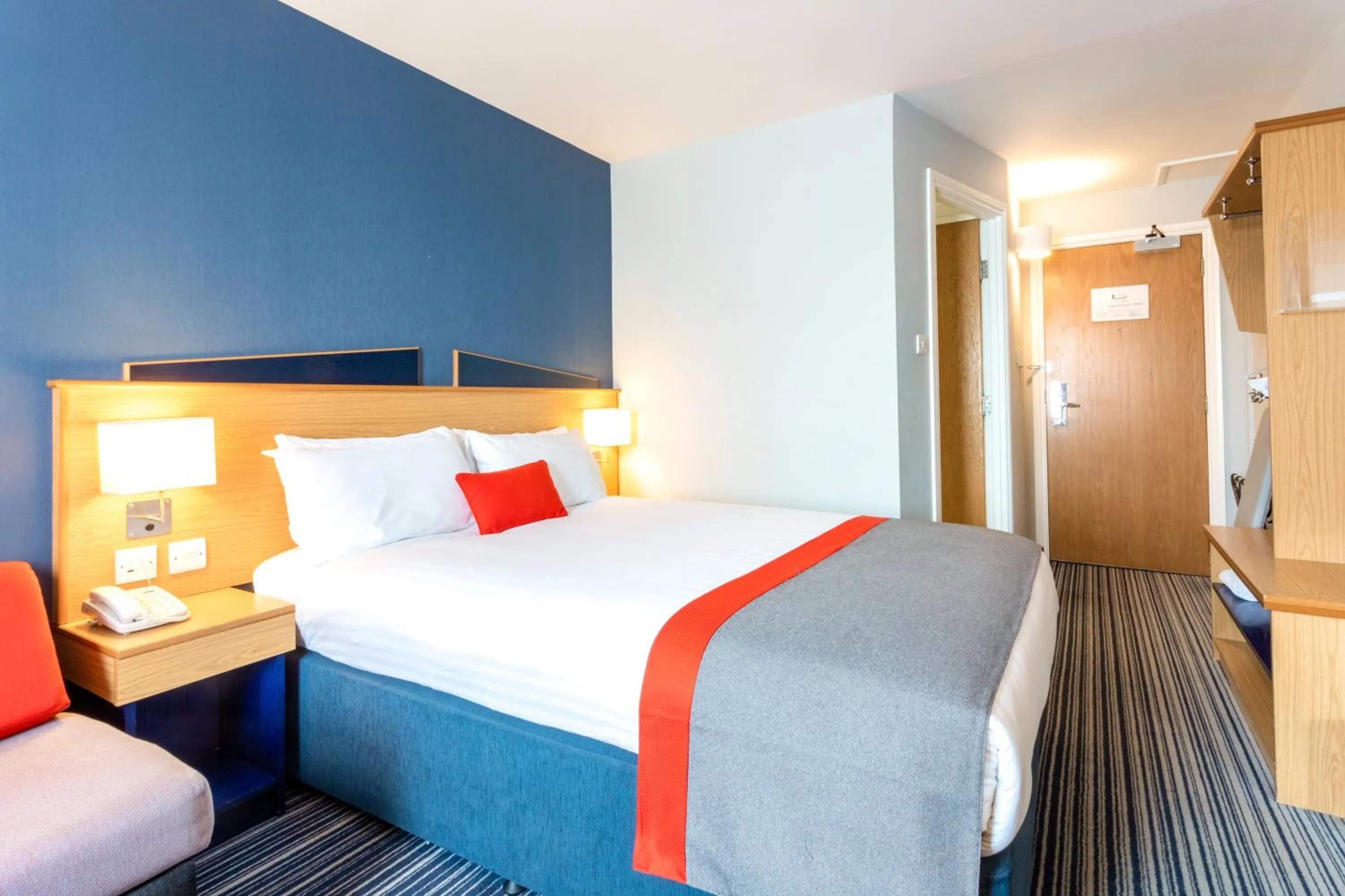 Photo of the whole room, Bed in Holiday Inn Express Perth by IHG