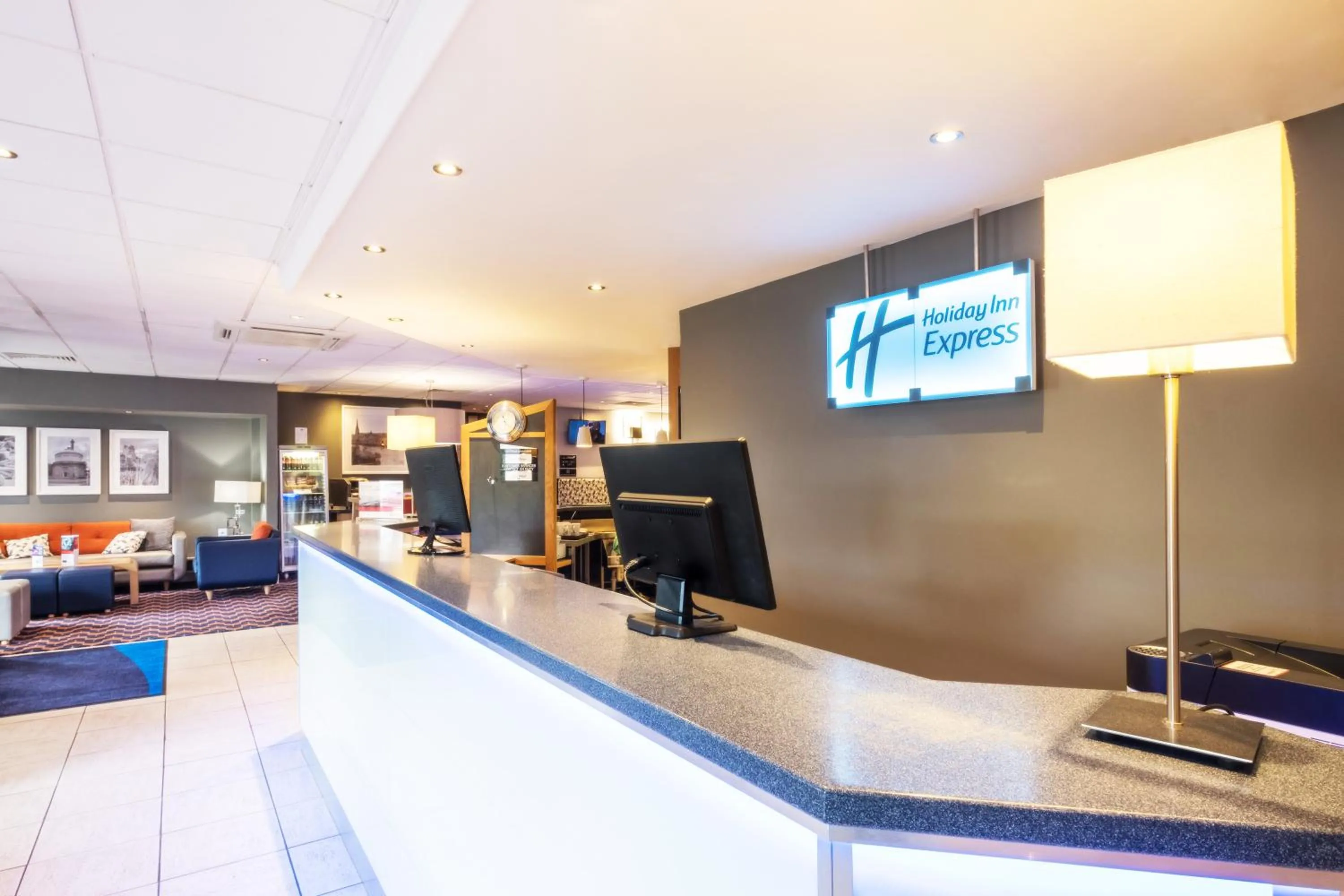 Lobby or reception in Holiday Inn Express Perth by IHG