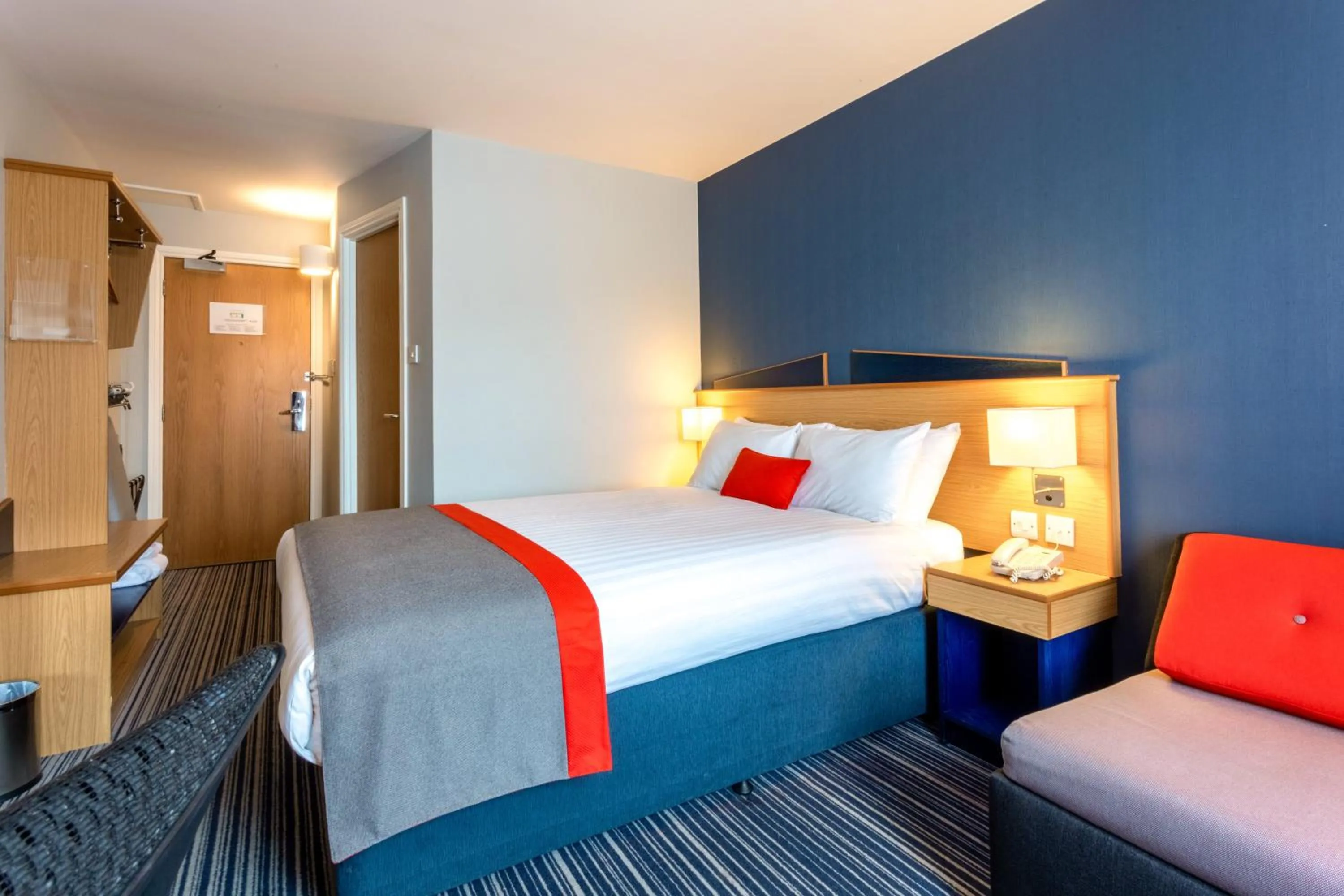 Photo of the whole room, Bed in Holiday Inn Express Perth by IHG