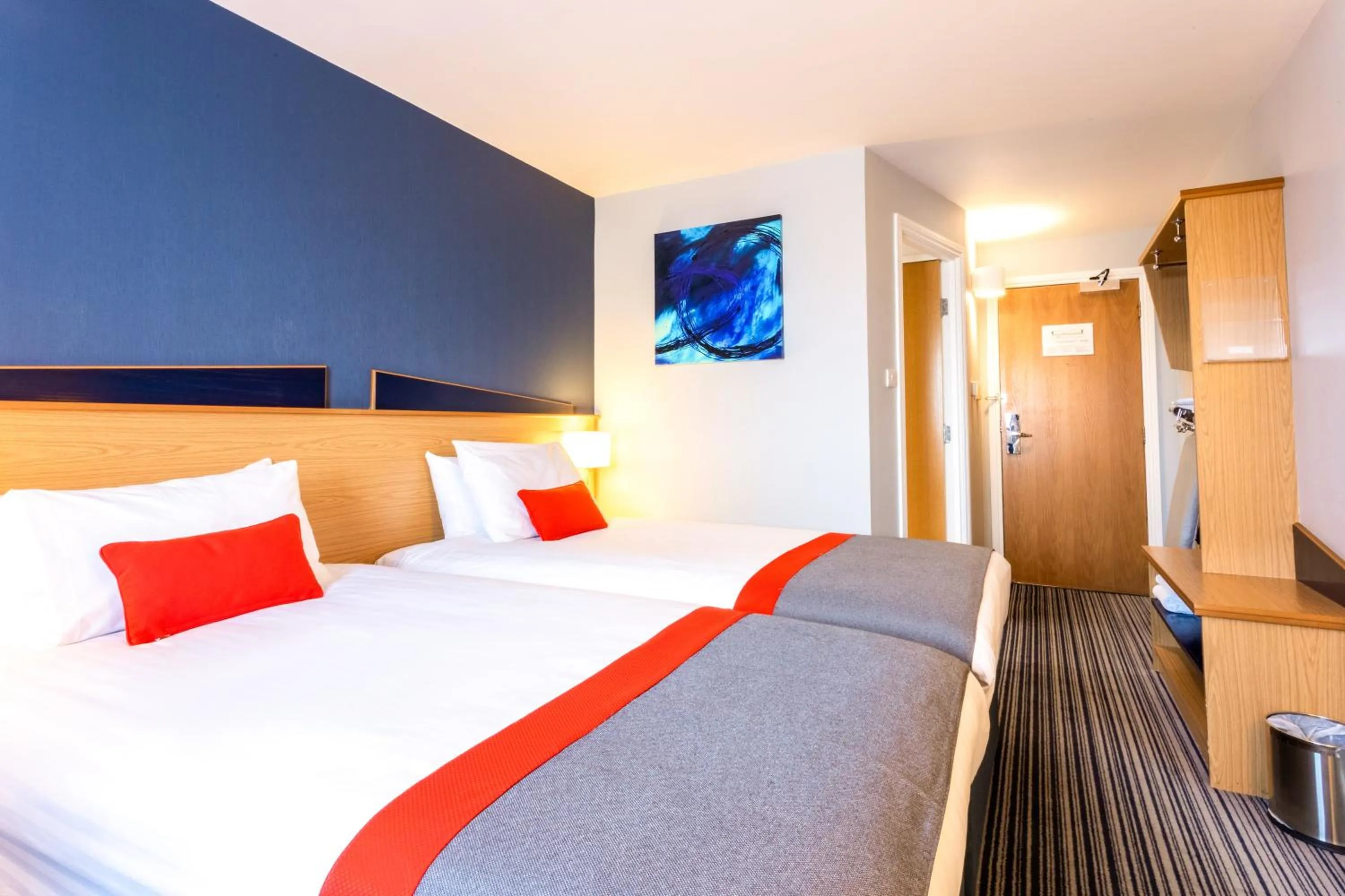 Photo of the whole room, Bed in Holiday Inn Express Perth by IHG