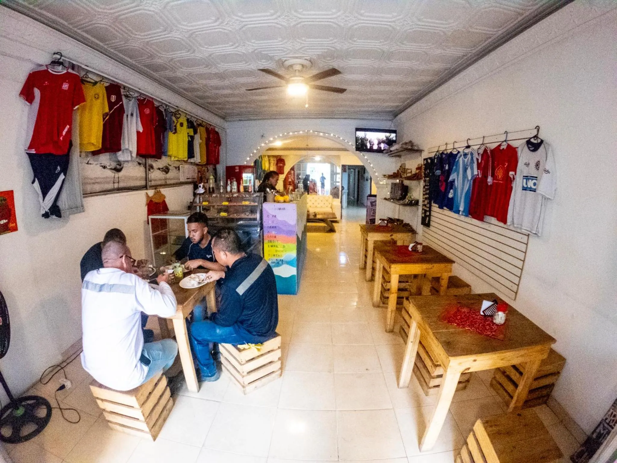 Restaurant/places to eat in Nahimara Champeta Hostel