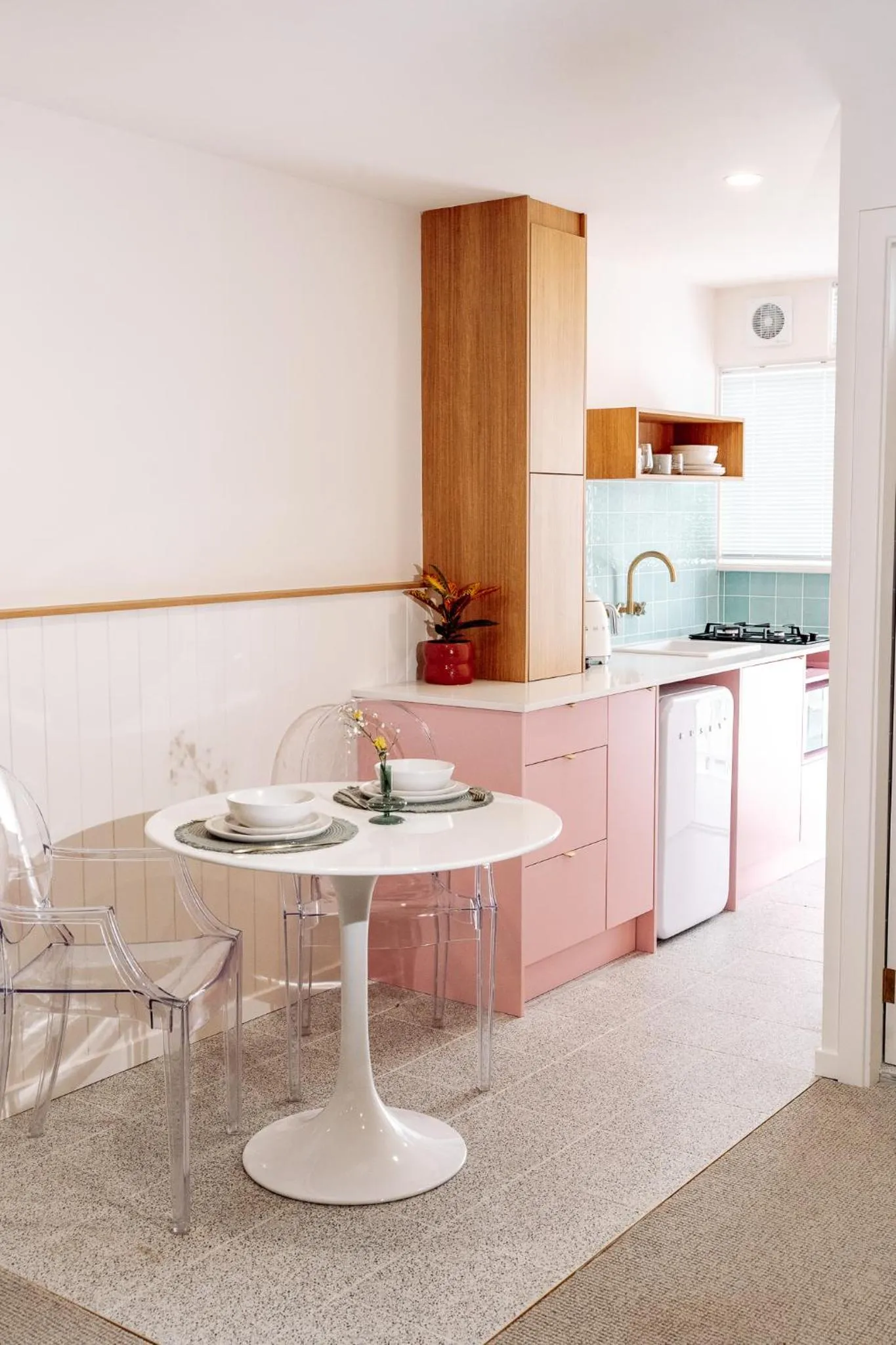 Kitchen or kitchenette in Surfside 22