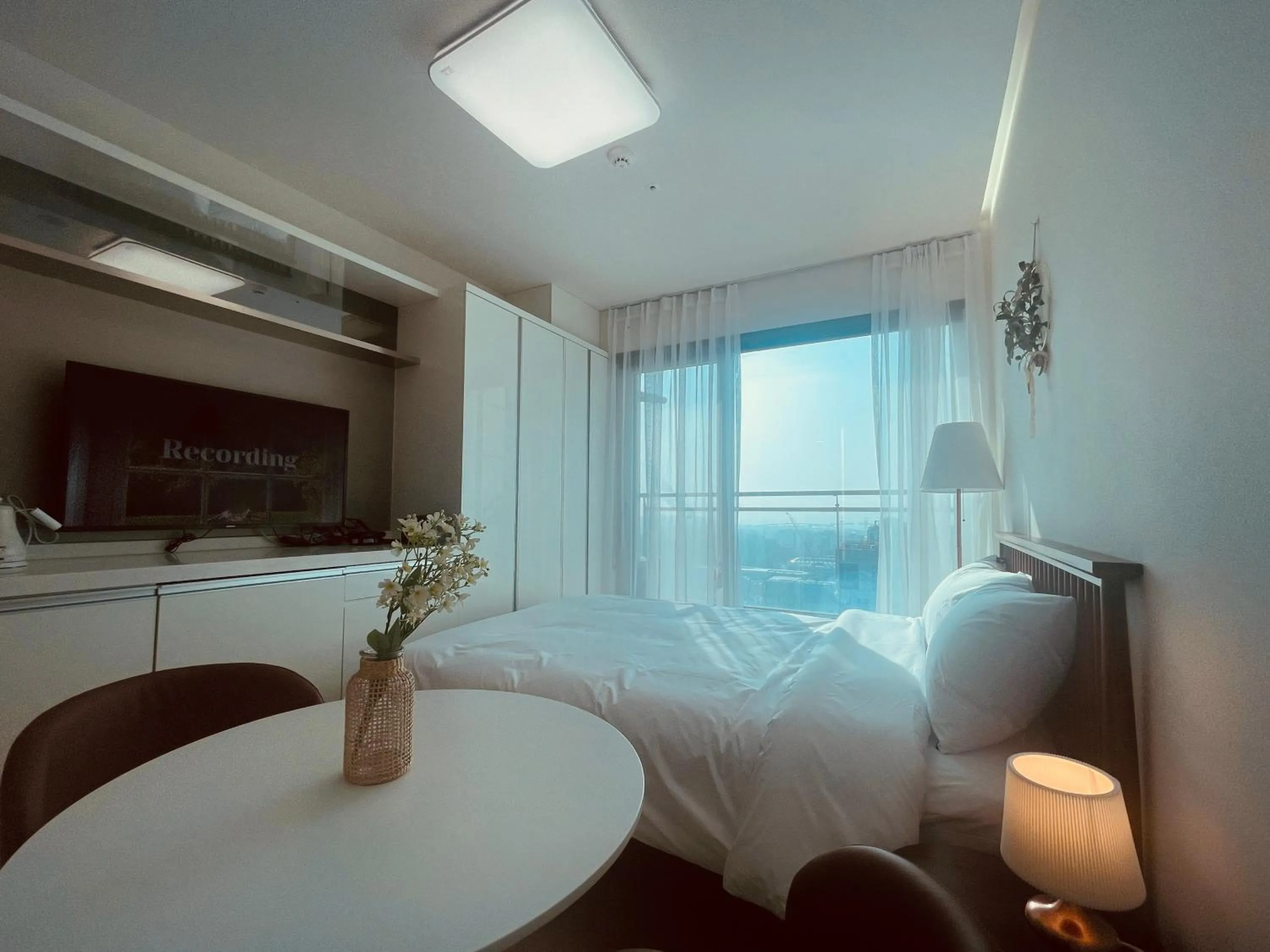 One-Bedroom Apartment in Skytop Inn The City