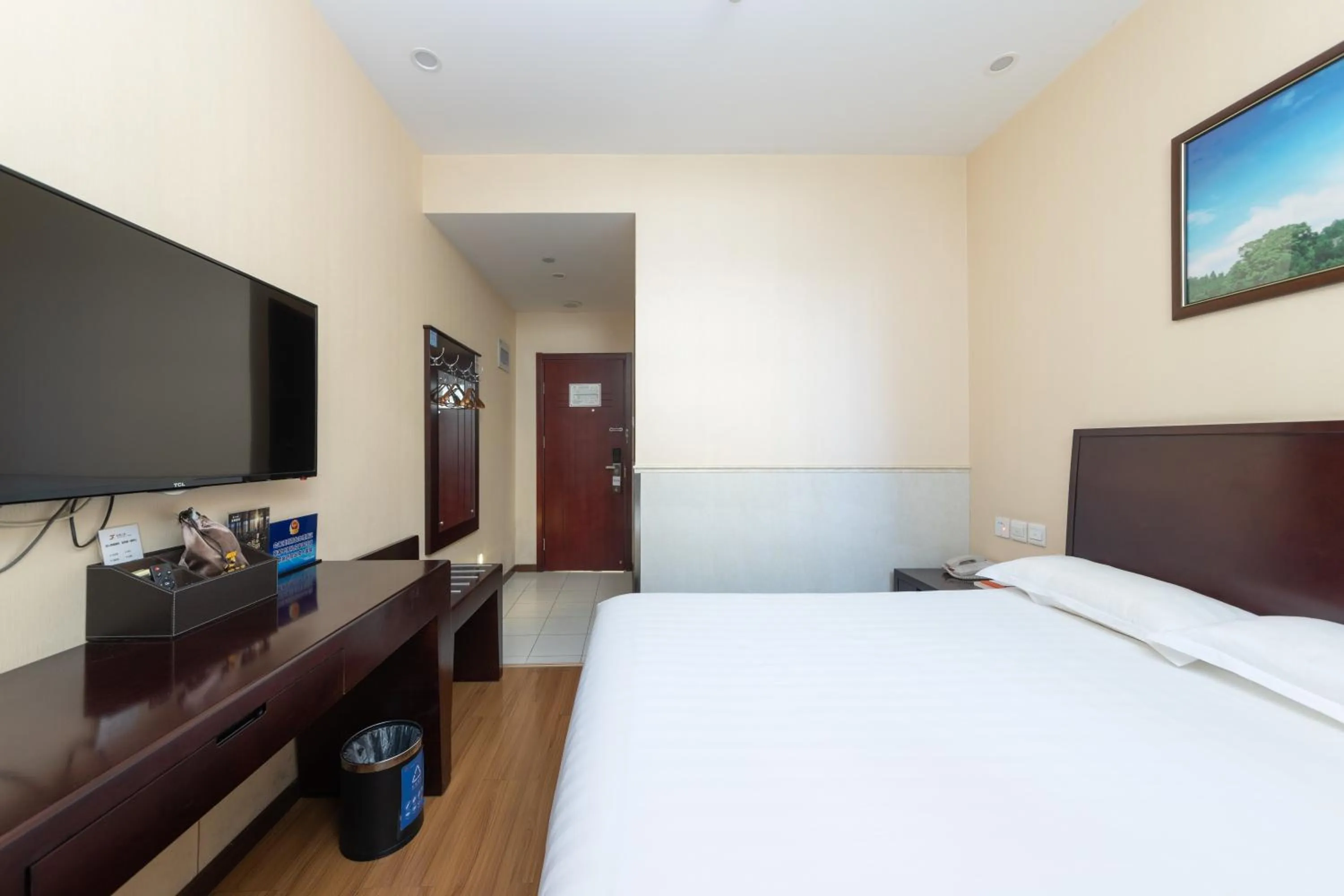 Bed in Golden Inns Chain Hotel Beijing JianGuomen 金泰之家北京站店