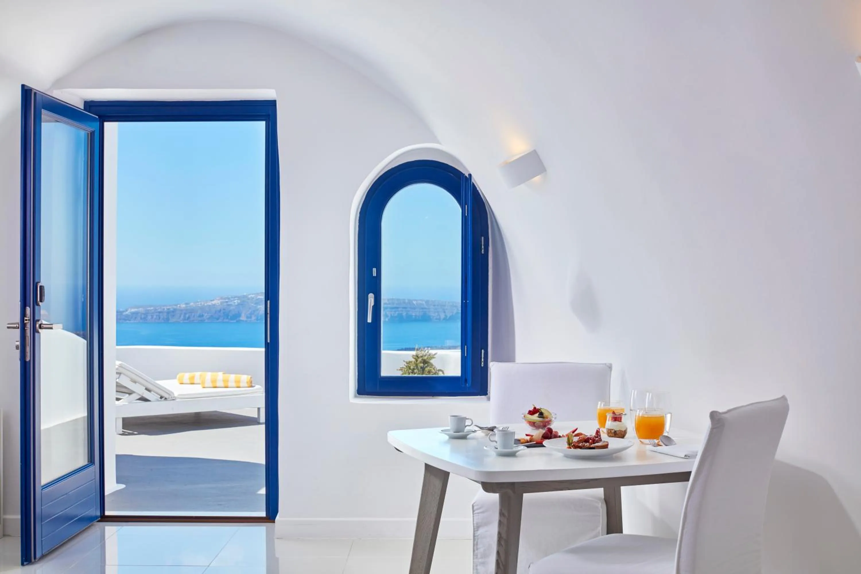 Coffee/tea facilities in Katikies Chromata Santorini - The Leading Hotels of the World