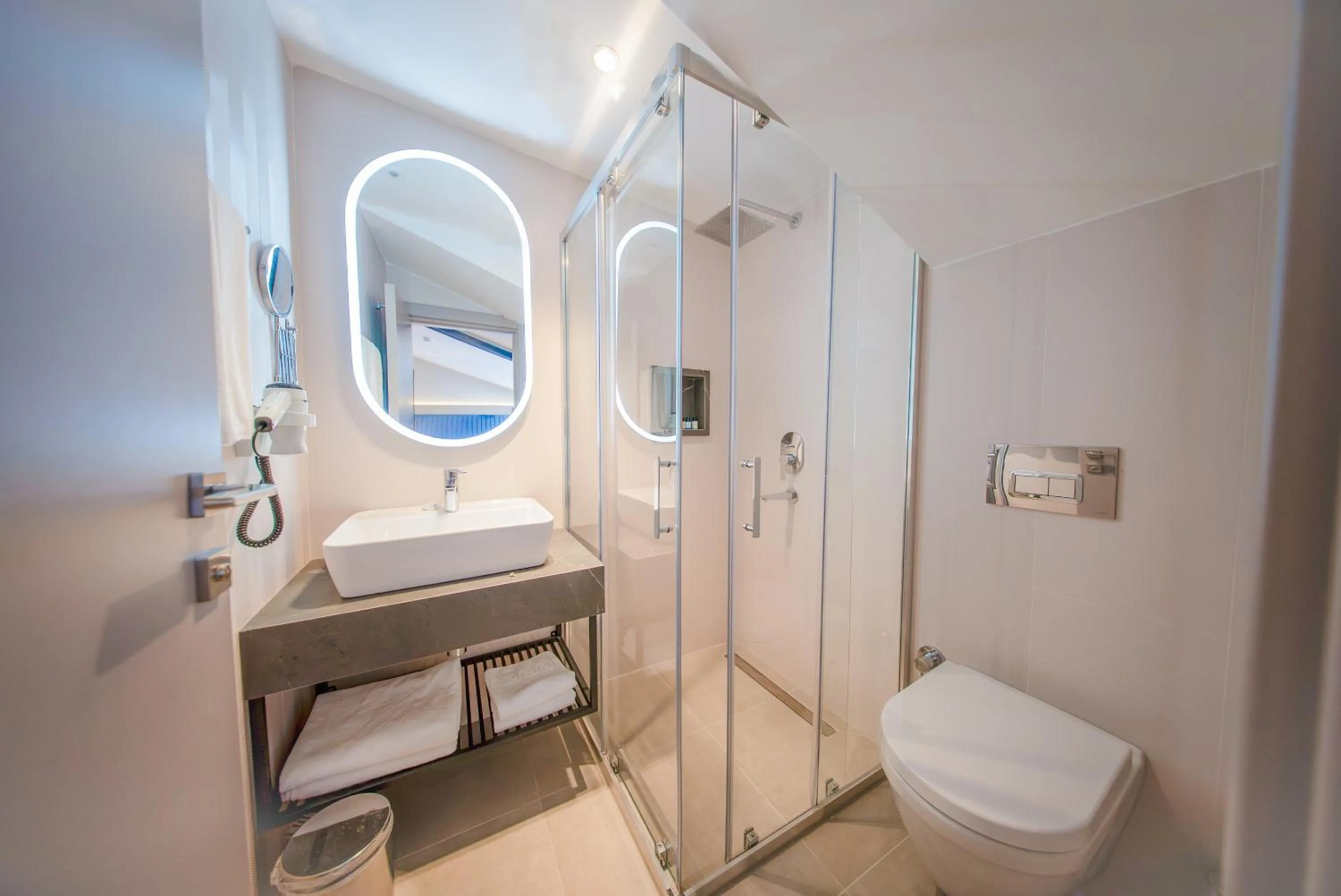 Shower, Bed in The Palm Bosphorus Hotel