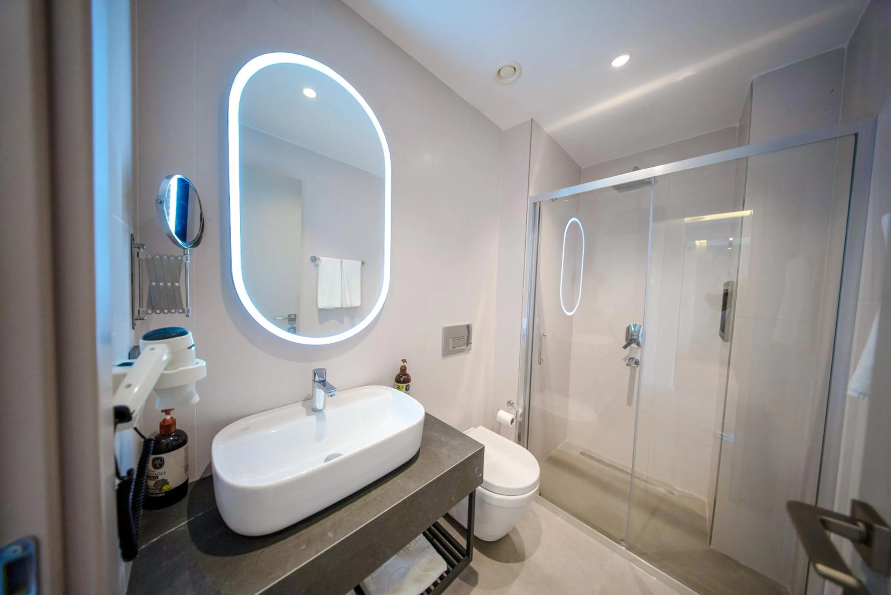 Shower in The Palm Bosphorus Hotel