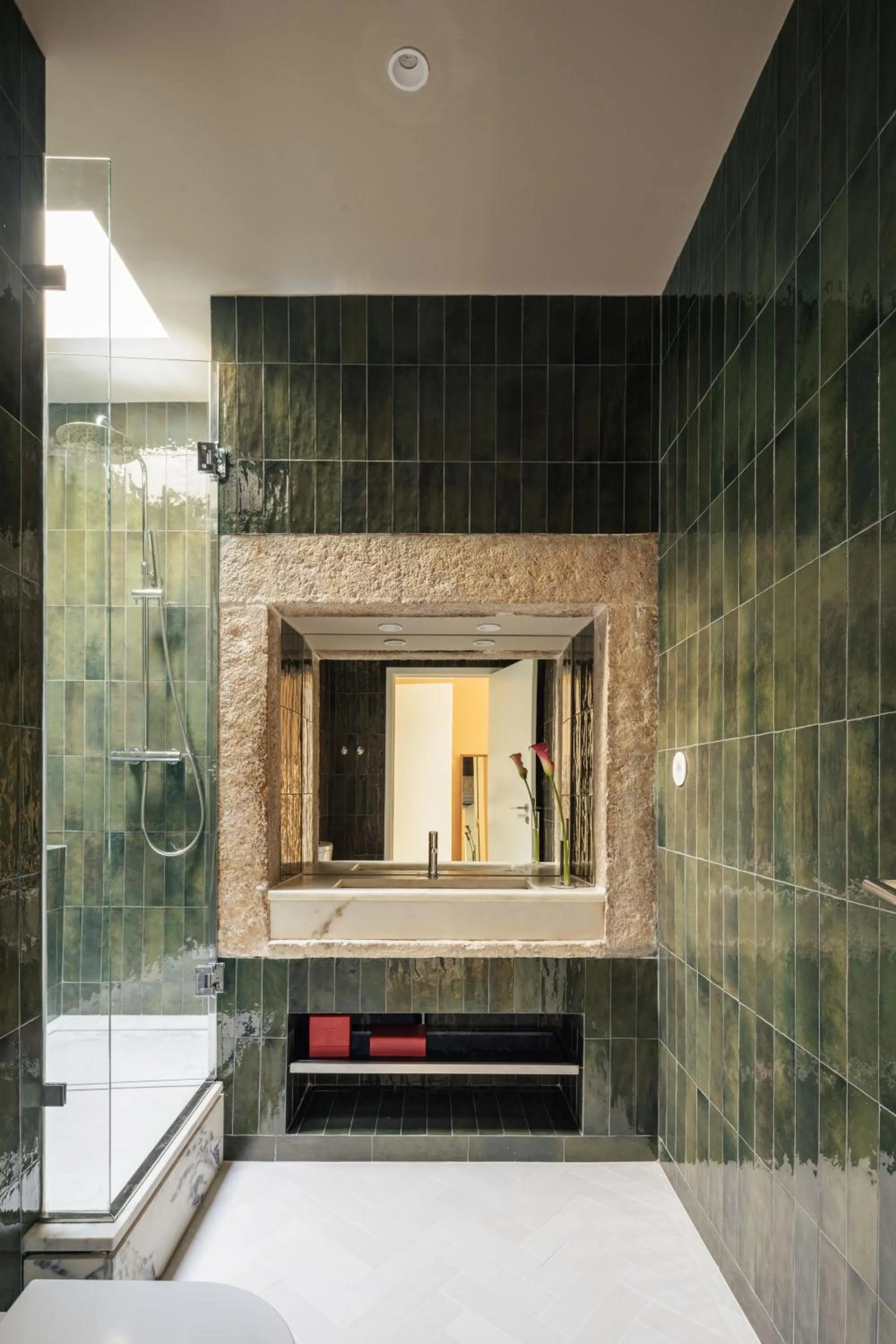 Bathroom in Dare Lisbon River