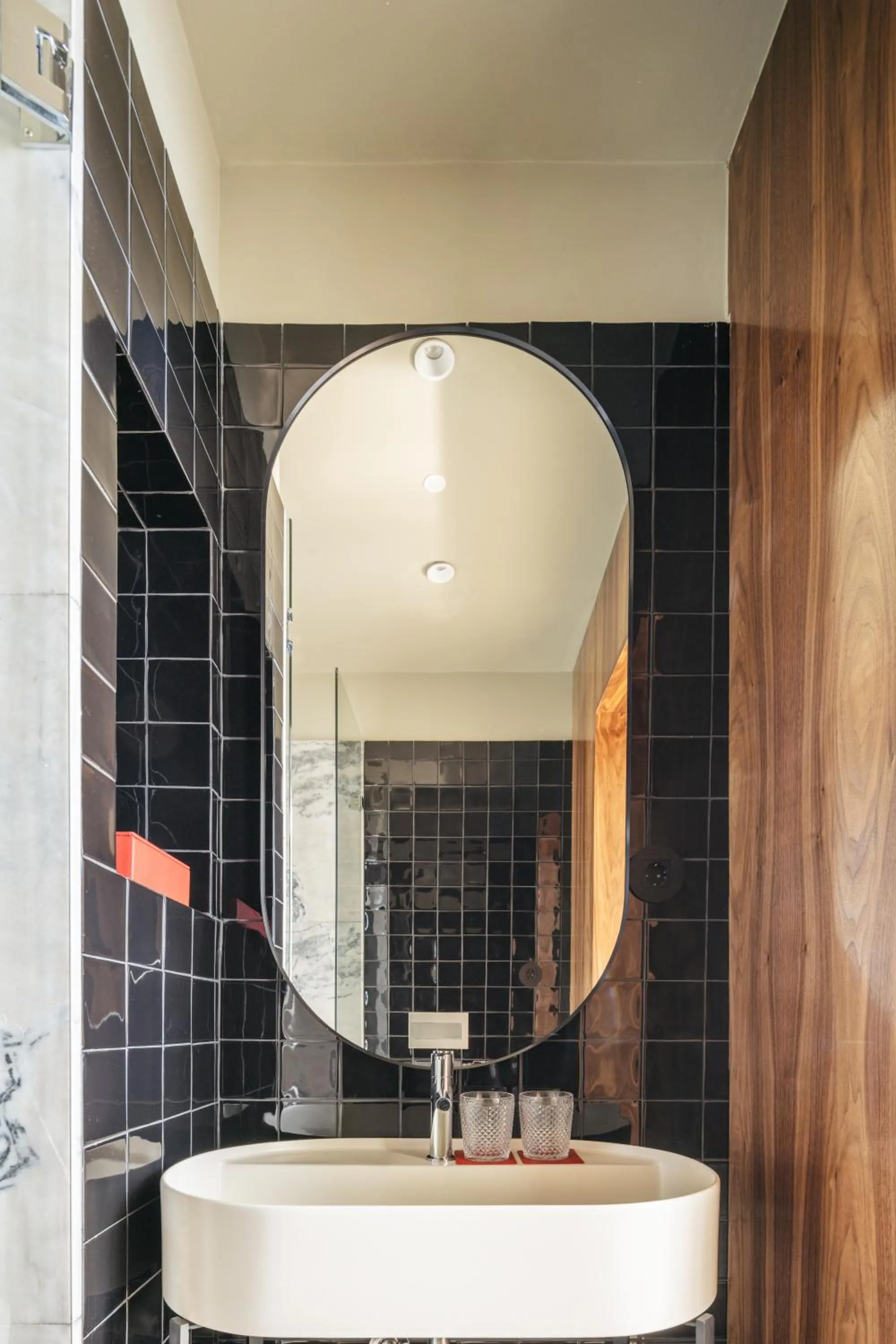 Bathroom in Dare Lisbon River