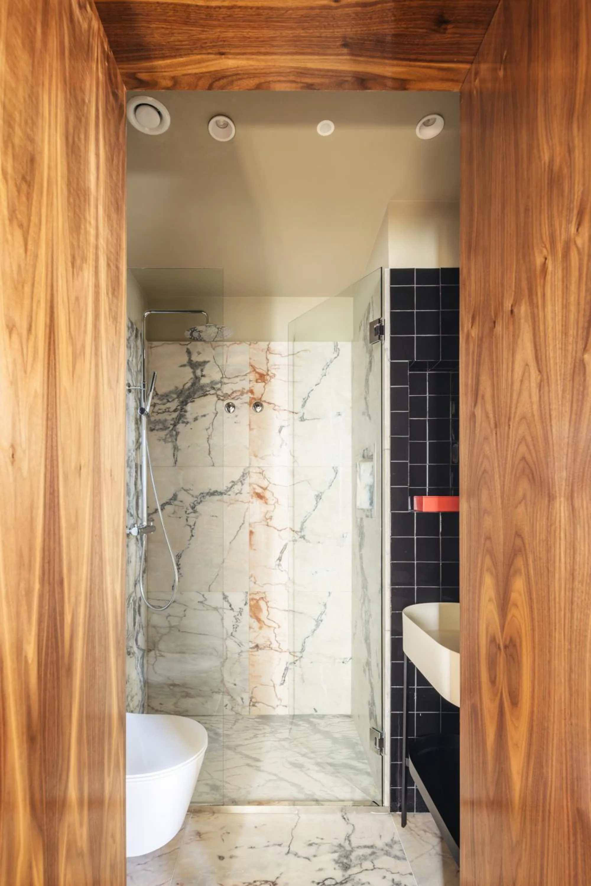 Bathroom in Dare Lisbon River