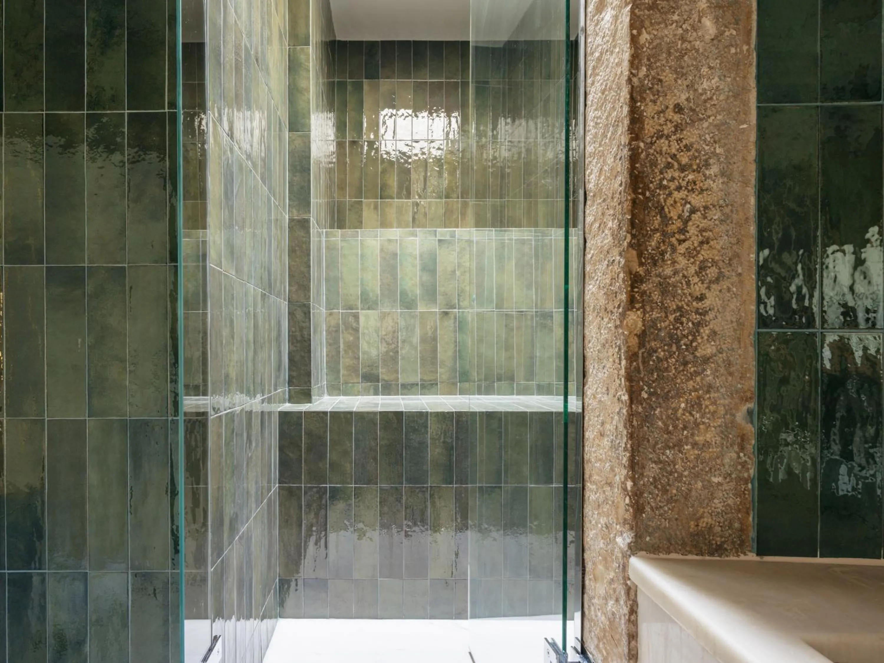 Bathroom in Dare Lisbon River