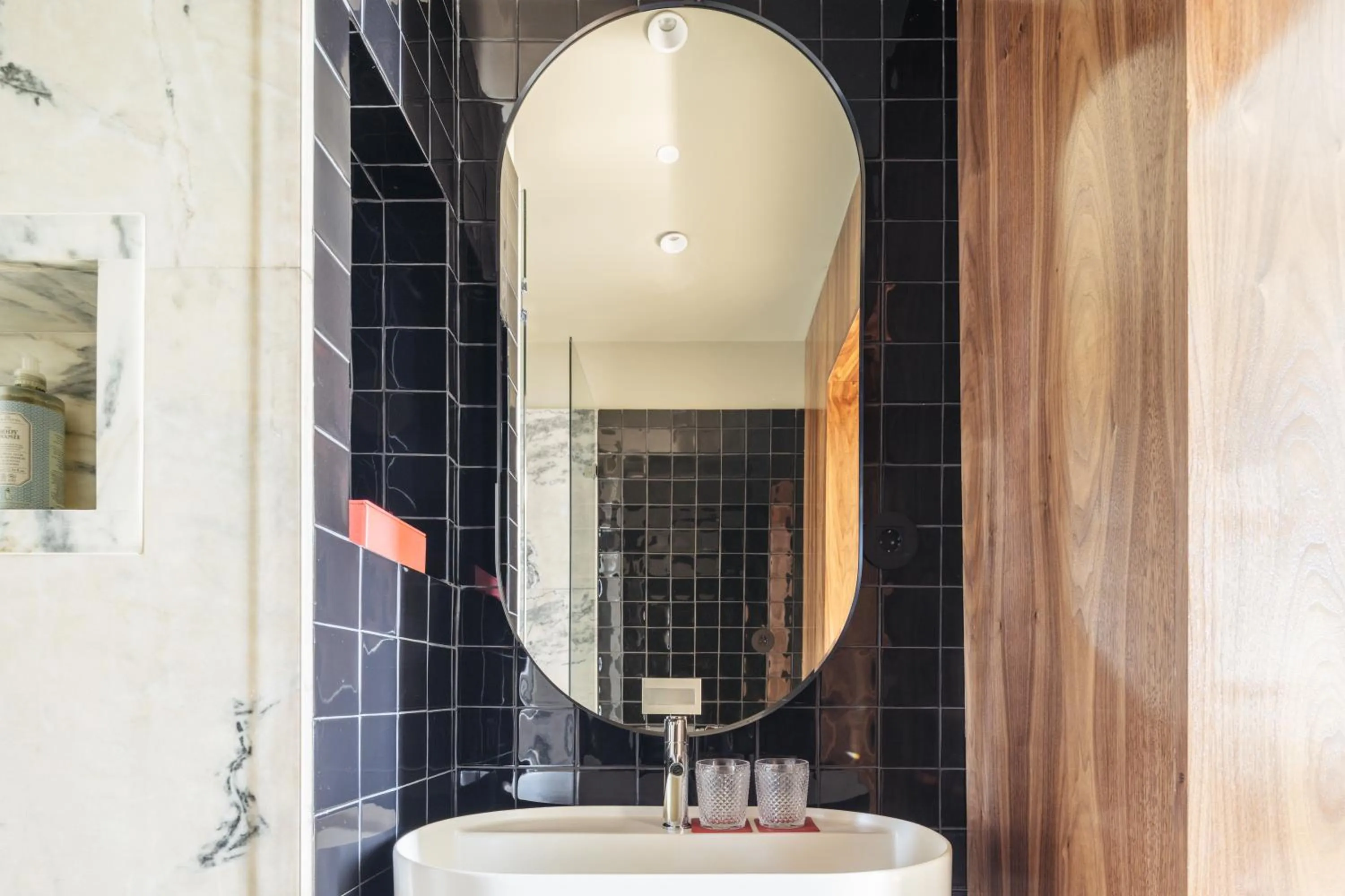 Bathroom in Dare Lisbon River