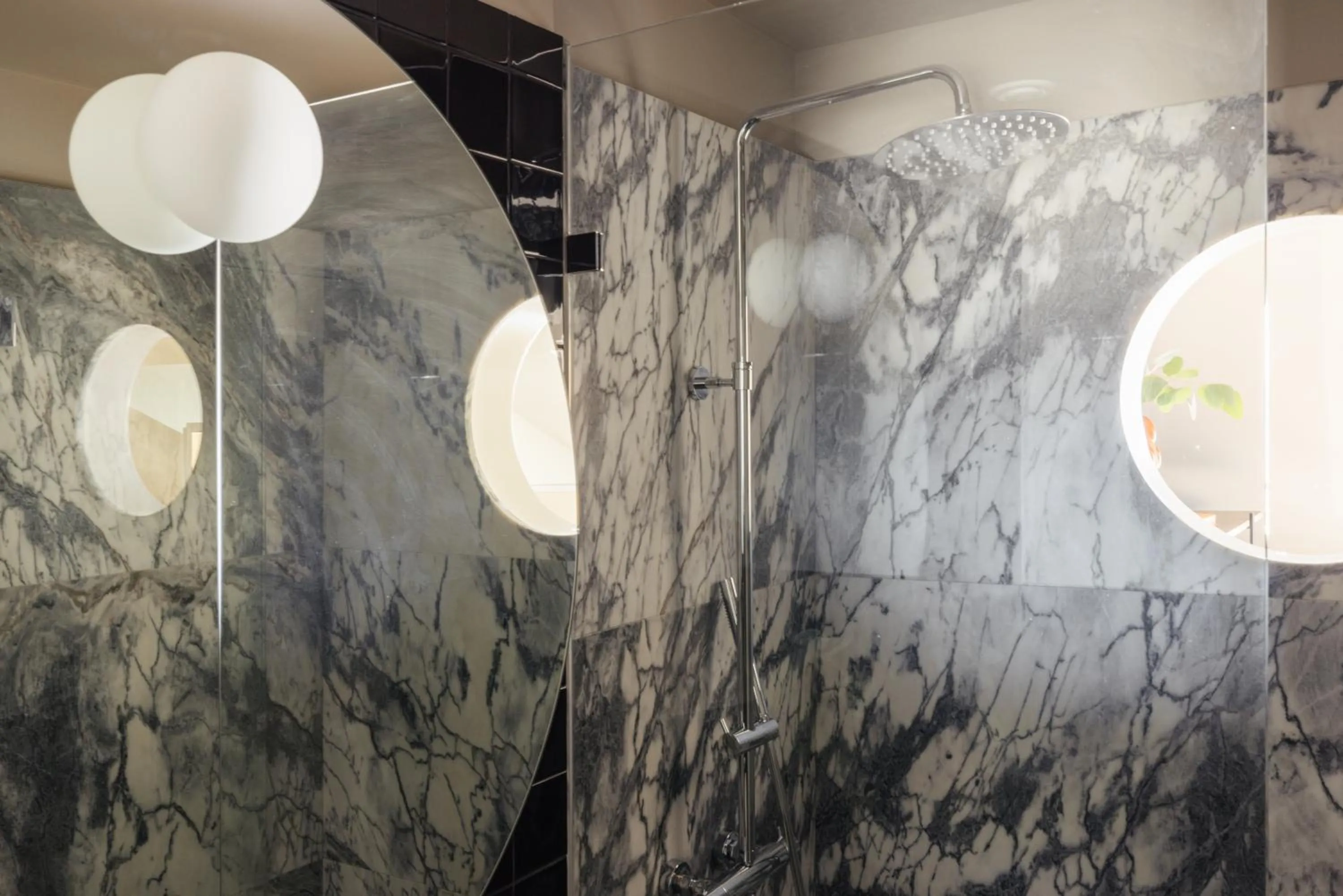 Bathroom in Dare Lisbon River