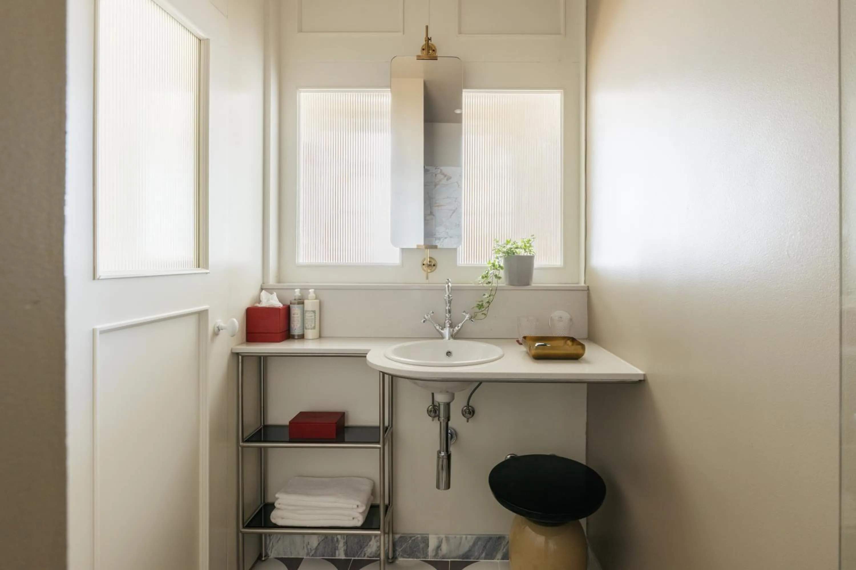 Bathroom in Dare Lisbon River