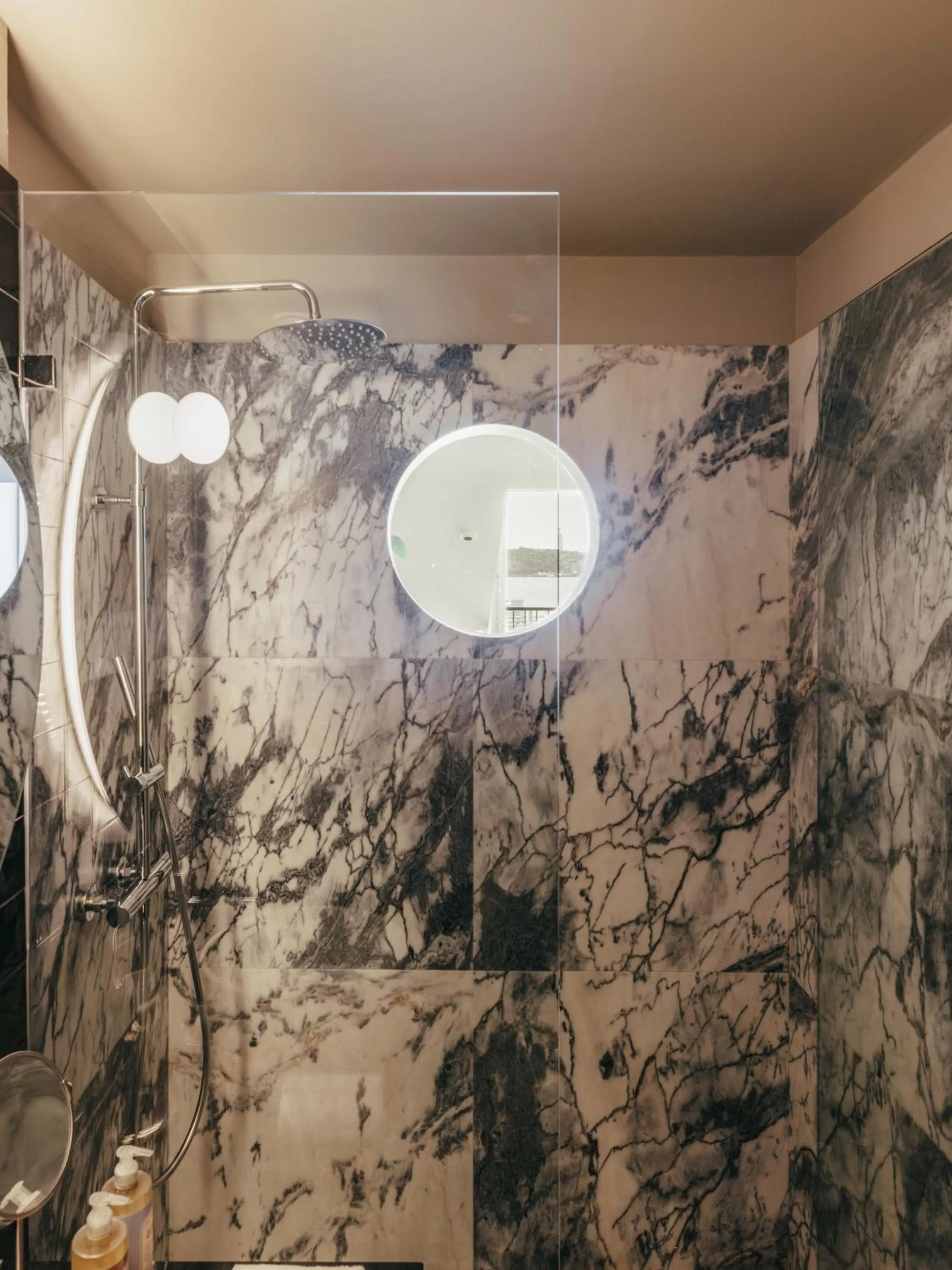 Bathroom in Dare Lisbon River