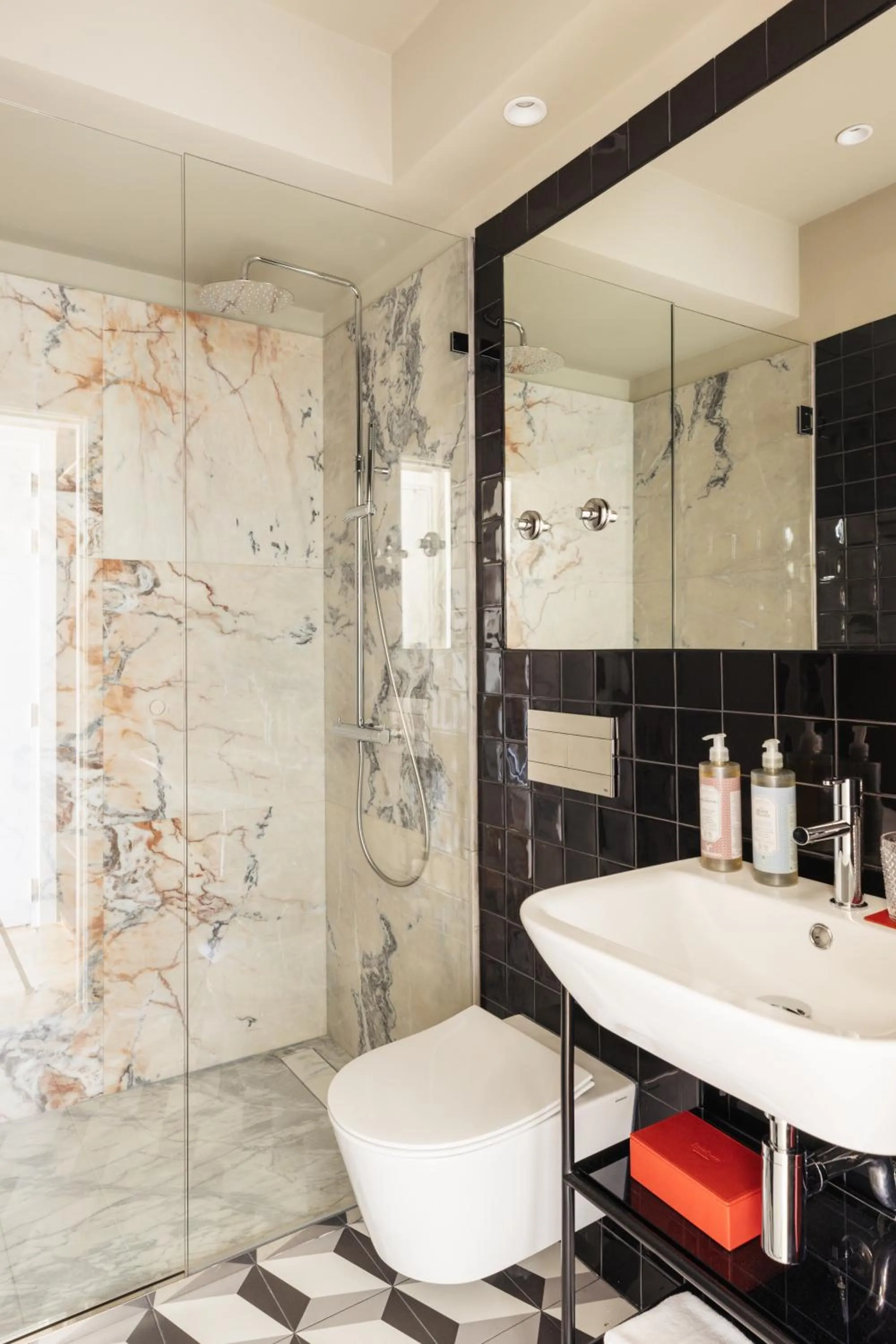 Bathroom in Dare Lisbon River