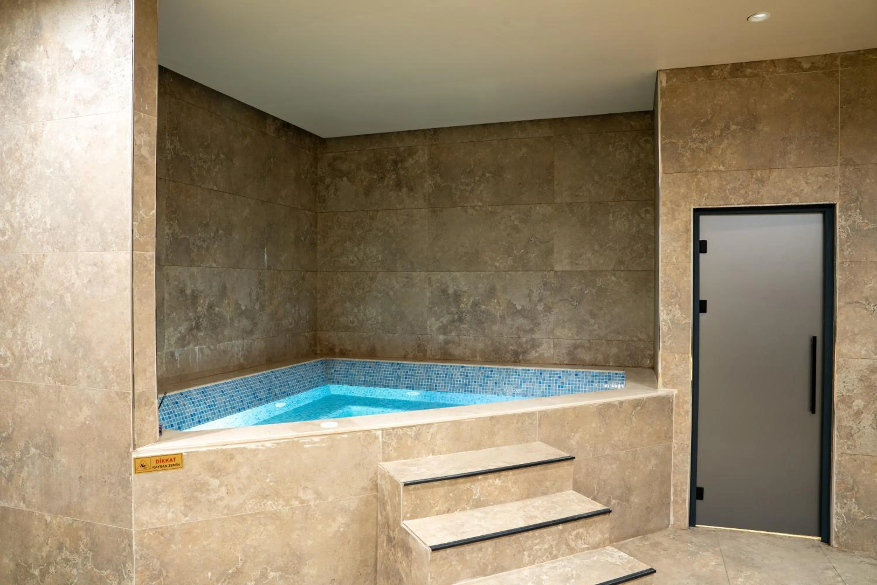 Hot Tub in The Superior Living Kağıthane