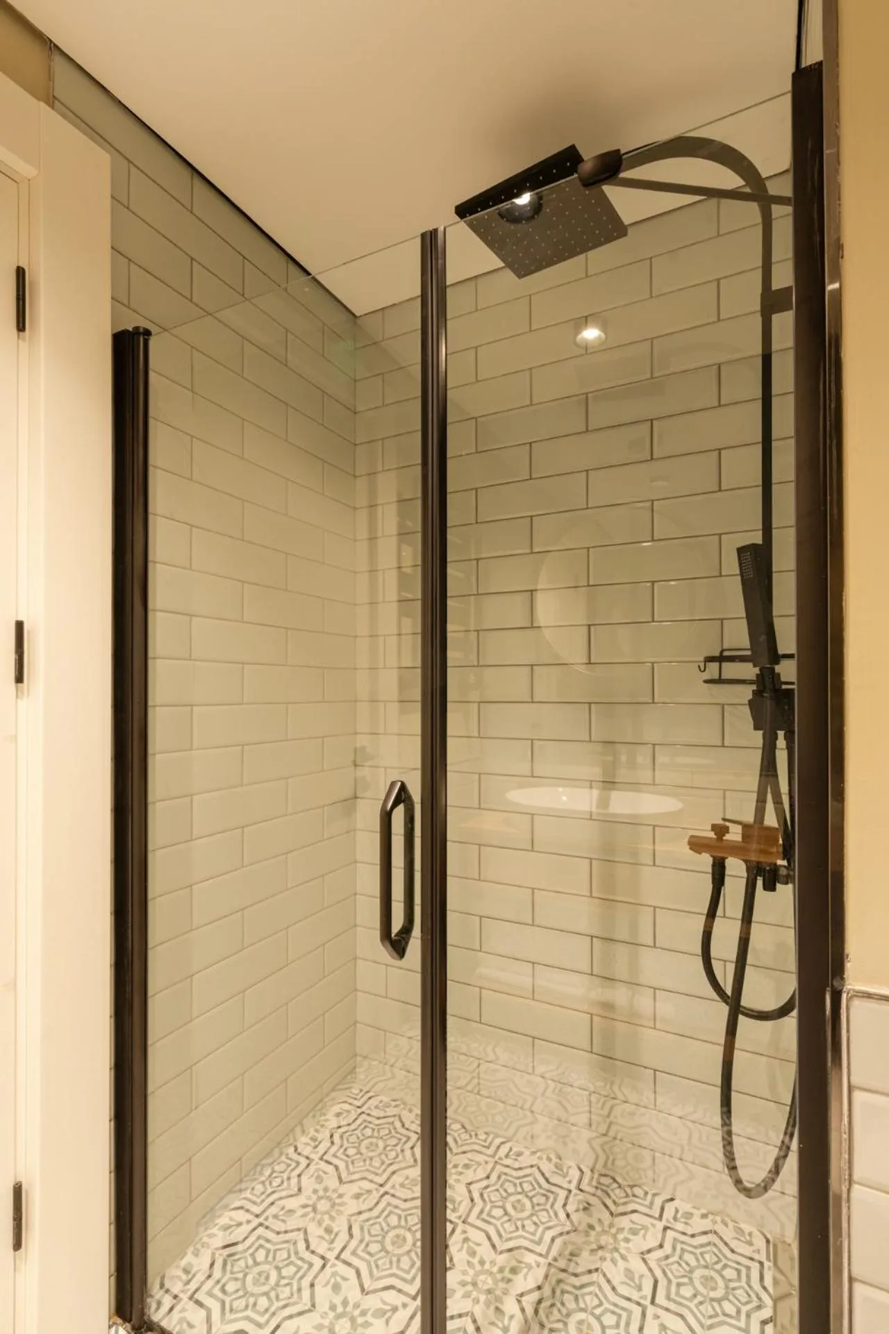 Shower in The Superior Living Kağıthane