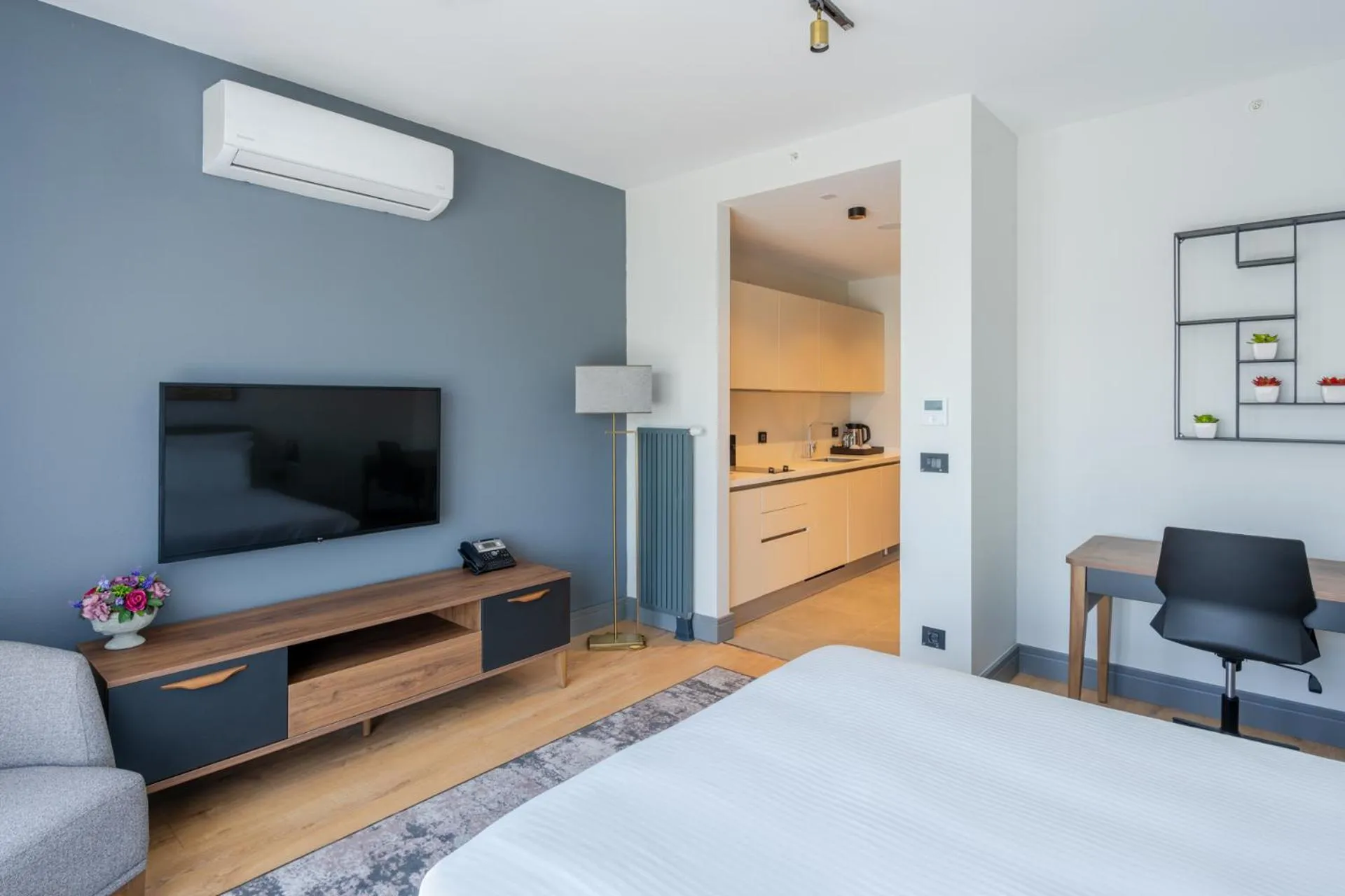 TV and multimedia, Bed in The Superior Living Kağıthane