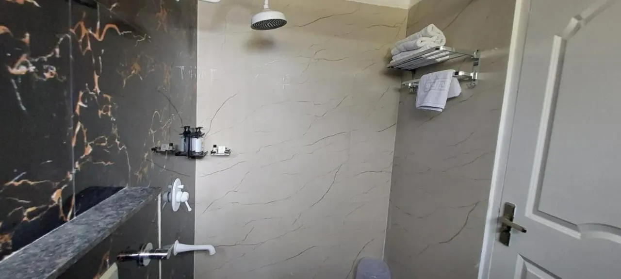 Shower in Citrus Prime Hill Queen Resort