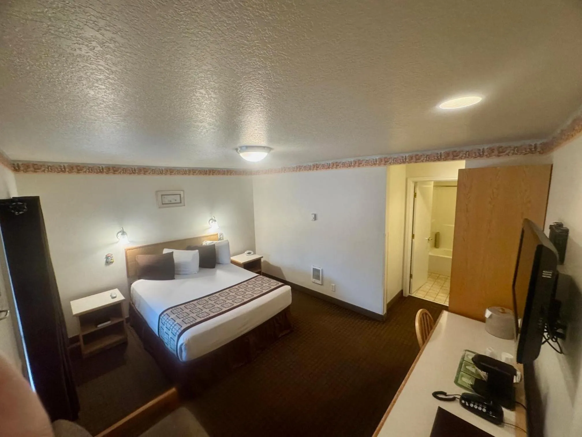 Bedroom, Bed in Ocean Breeze Motel