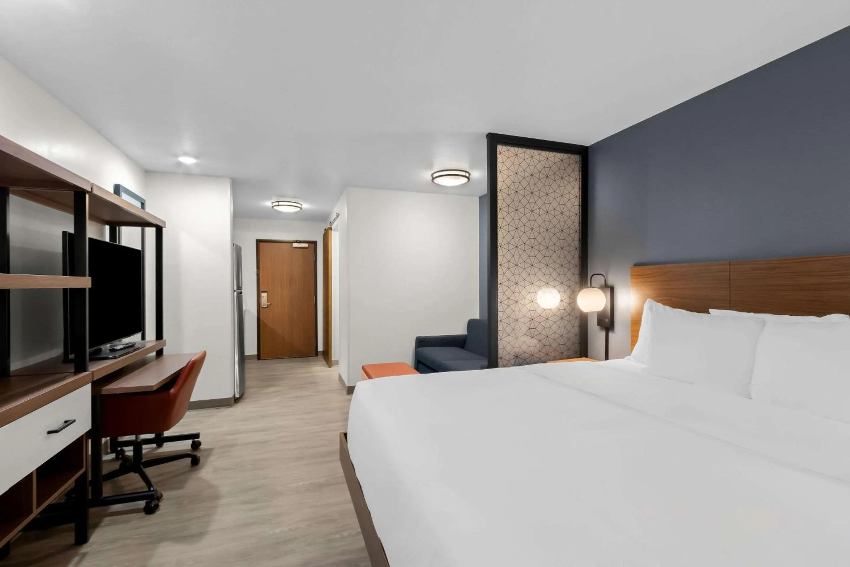 King Suite with Sofa - Disability Access/Non Smoking in Everhome Suites Glendale Sports Entertainment District by Choice Hotels