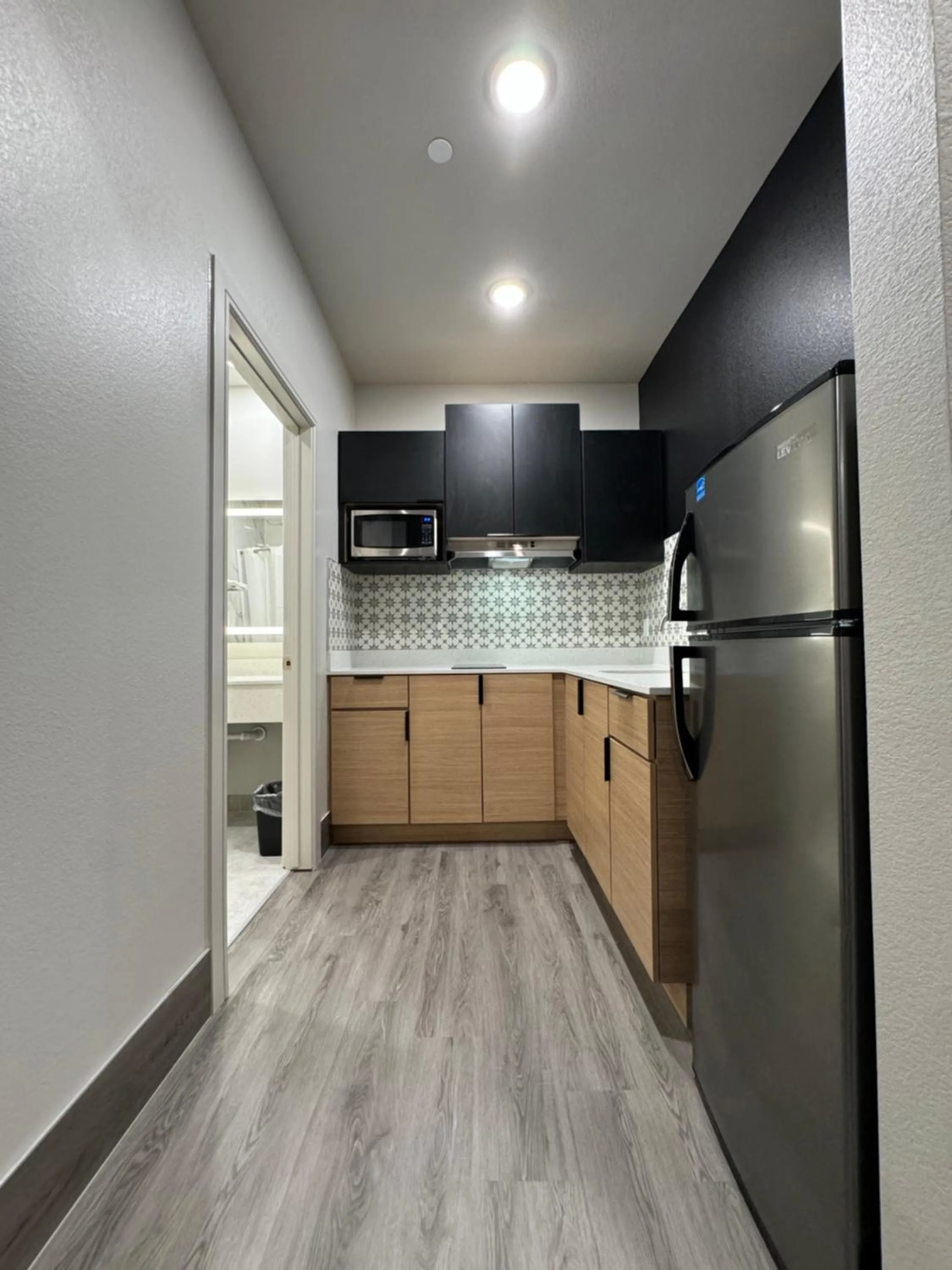 Kitchen or kitchenette in Crystal Inn Gessner- Near Sam Houston Racepark