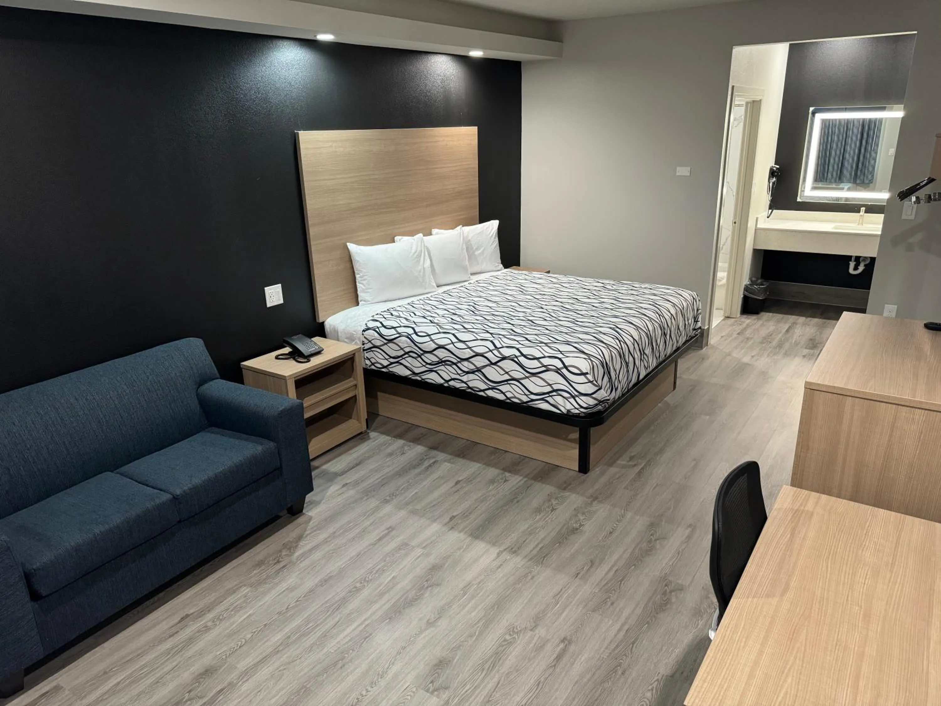Bed in Crystal Inn Gessner- Near Sam Houston Racepark