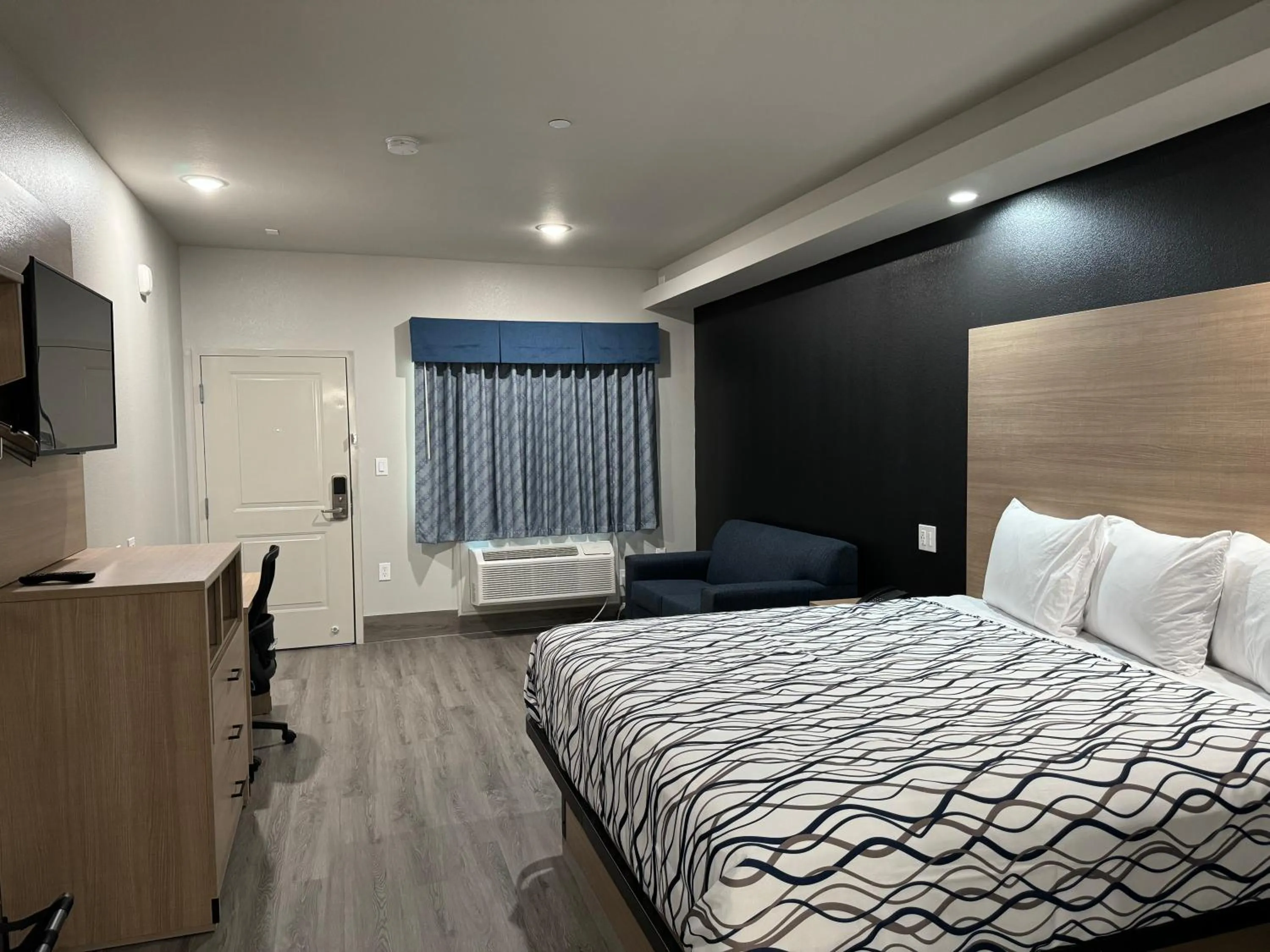 Bed in Crystal Inn Gessner- Near Sam Houston Racepark