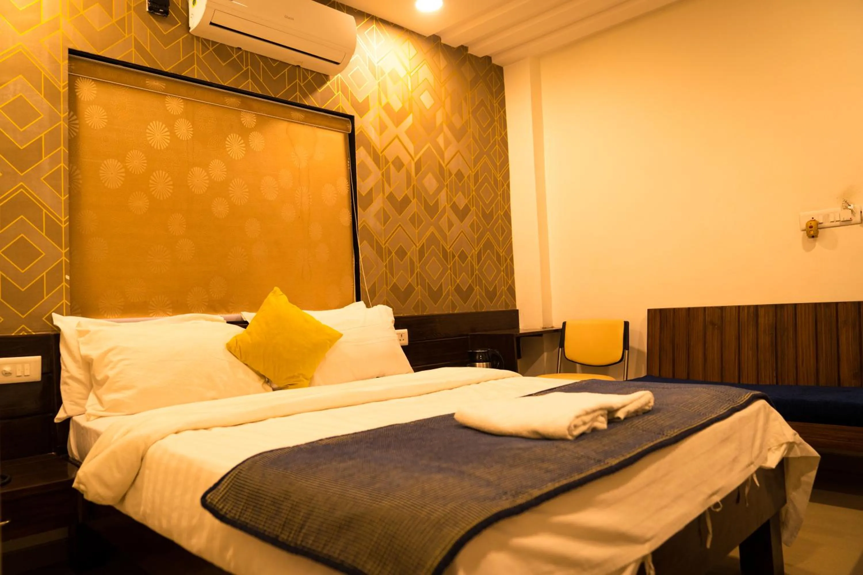 Bed in The Flamboyant Natraj