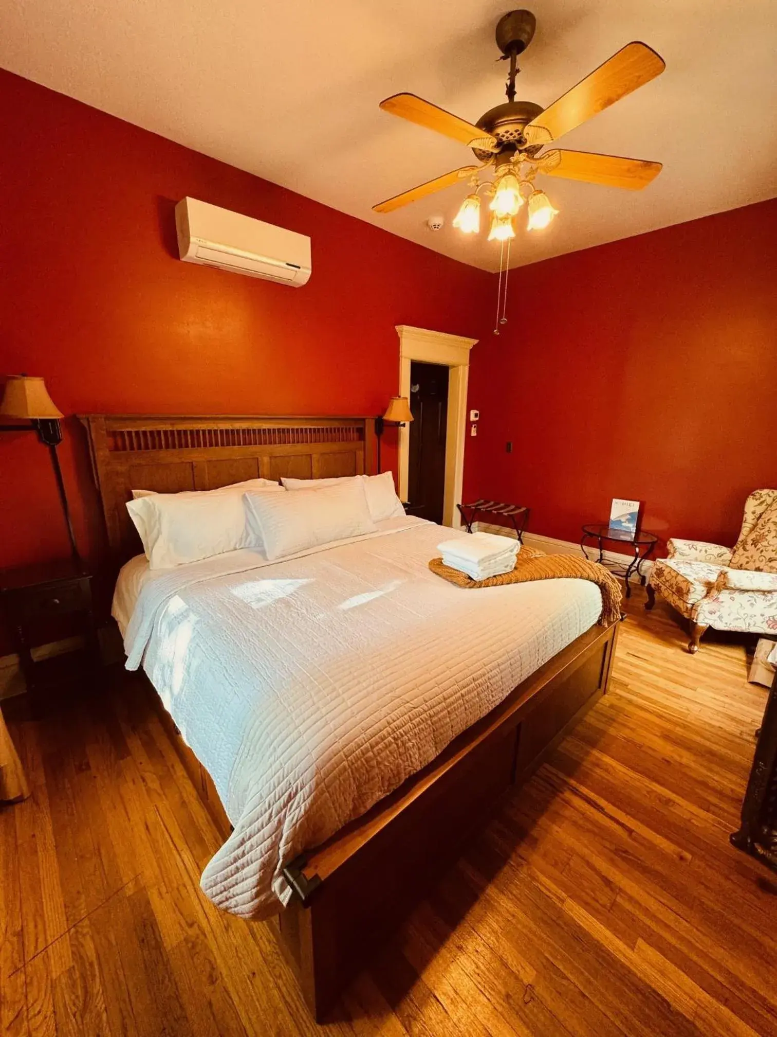 Deluxe King Room in The Gibson Mansion Bed and Breakfast Deluxe King Room in The Gibson Mansion Bed and Breakfast