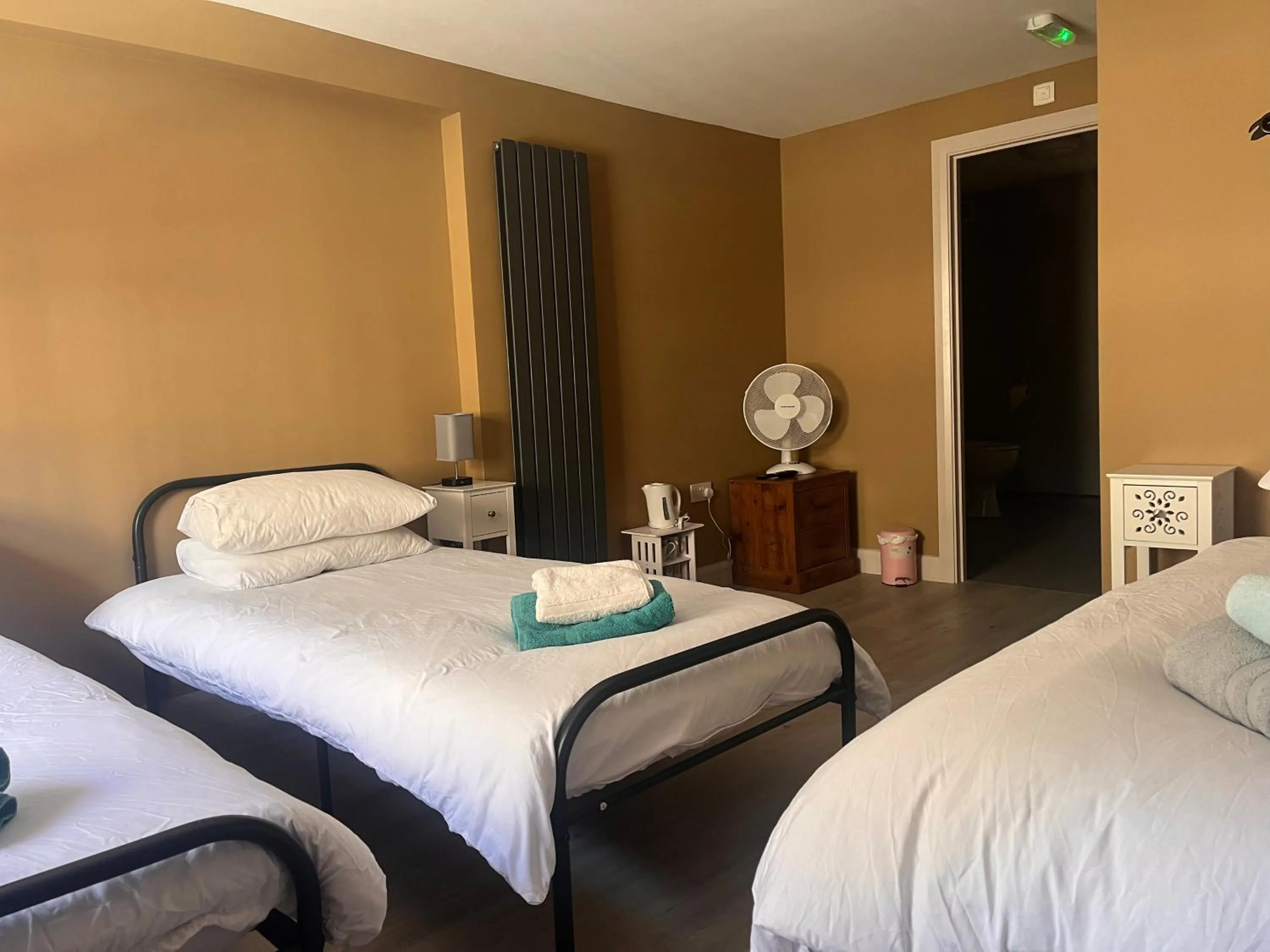 Photo of the whole room, Bed in Tumbledown Hotel