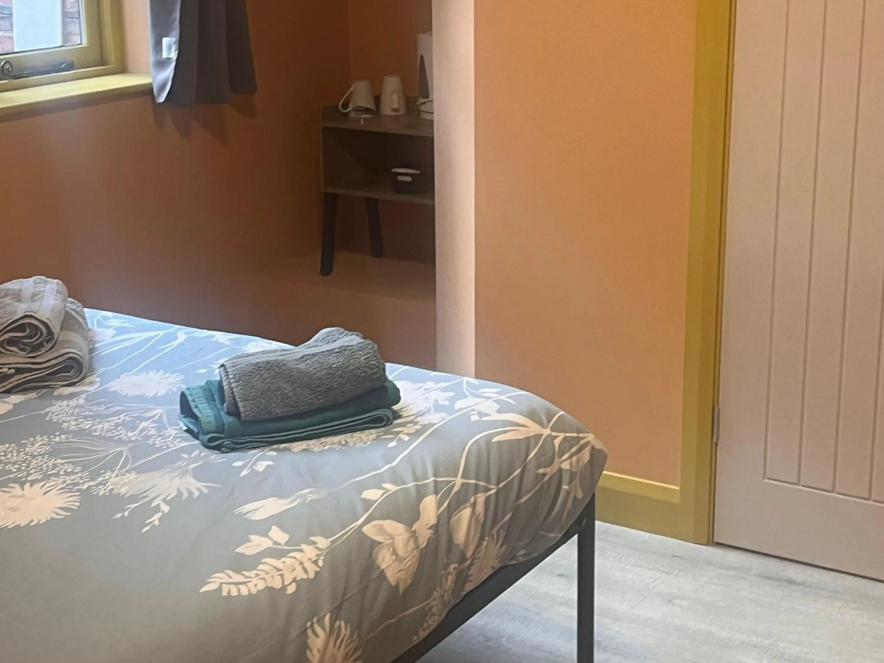 Coffee/tea facilities, Bed in Tumbledown Hotel