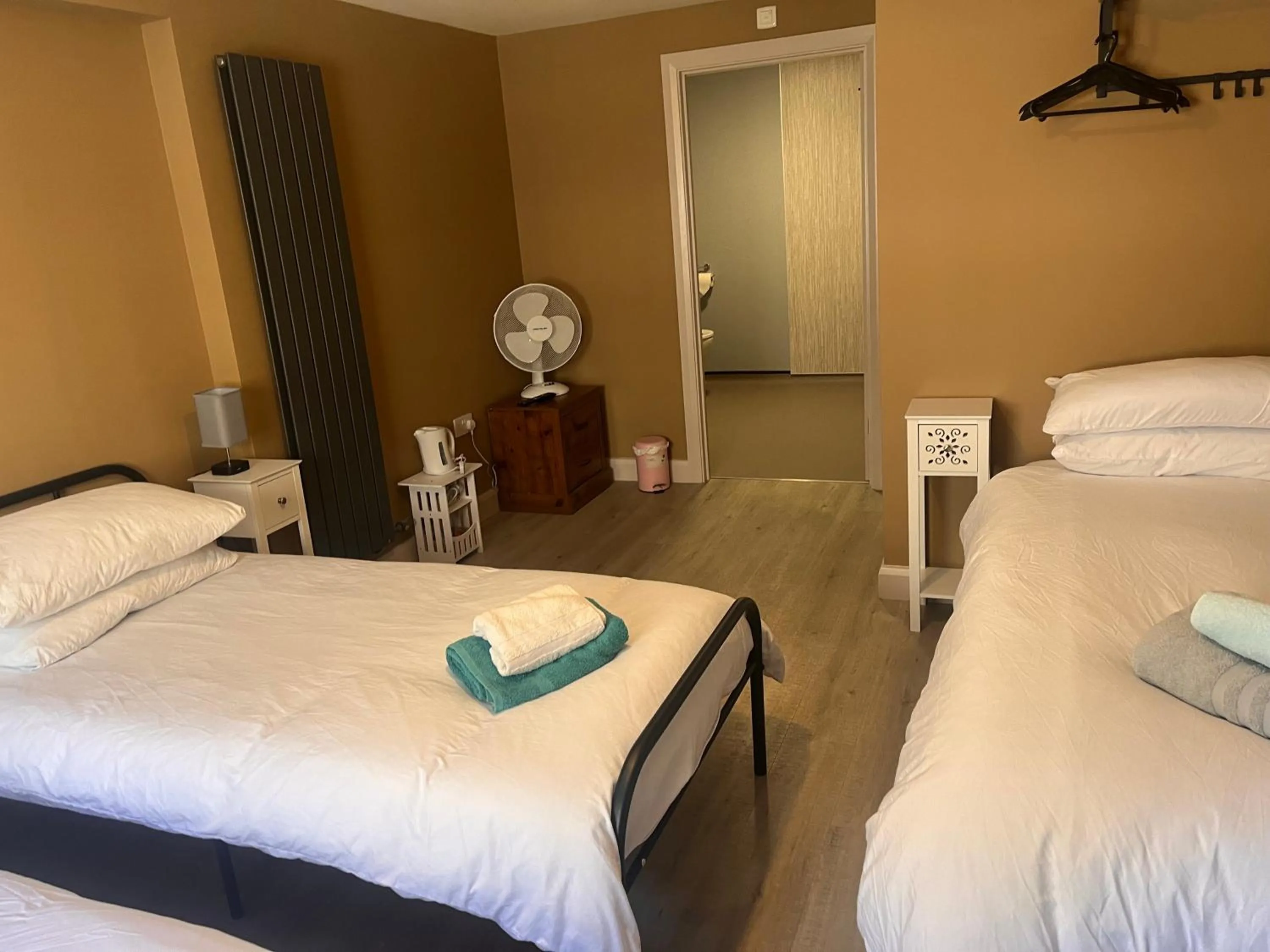 Bathroom, Bed in Tumbledown Hotel