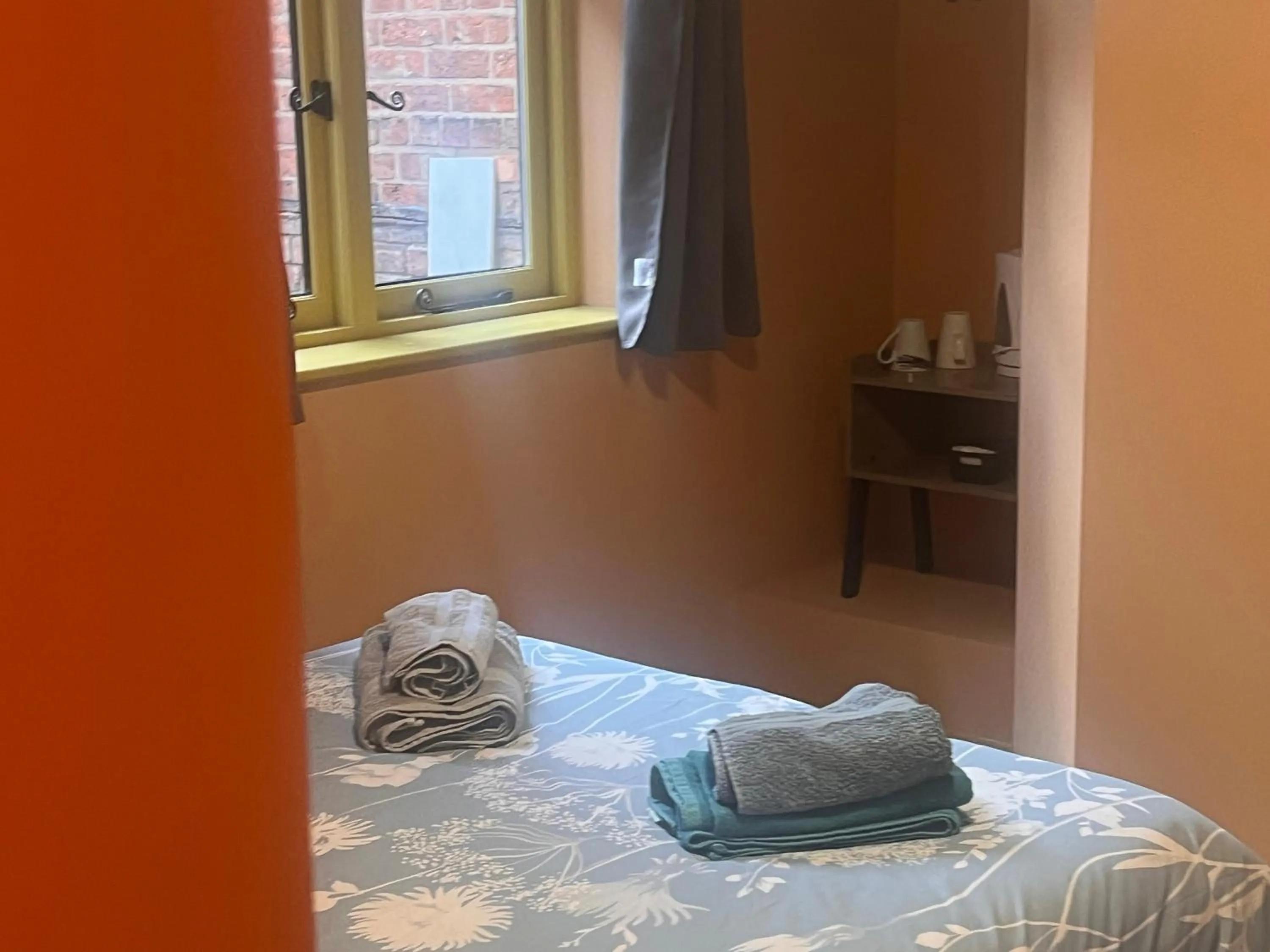 Coffee/tea facilities, Bed in Tumbledown Hotel